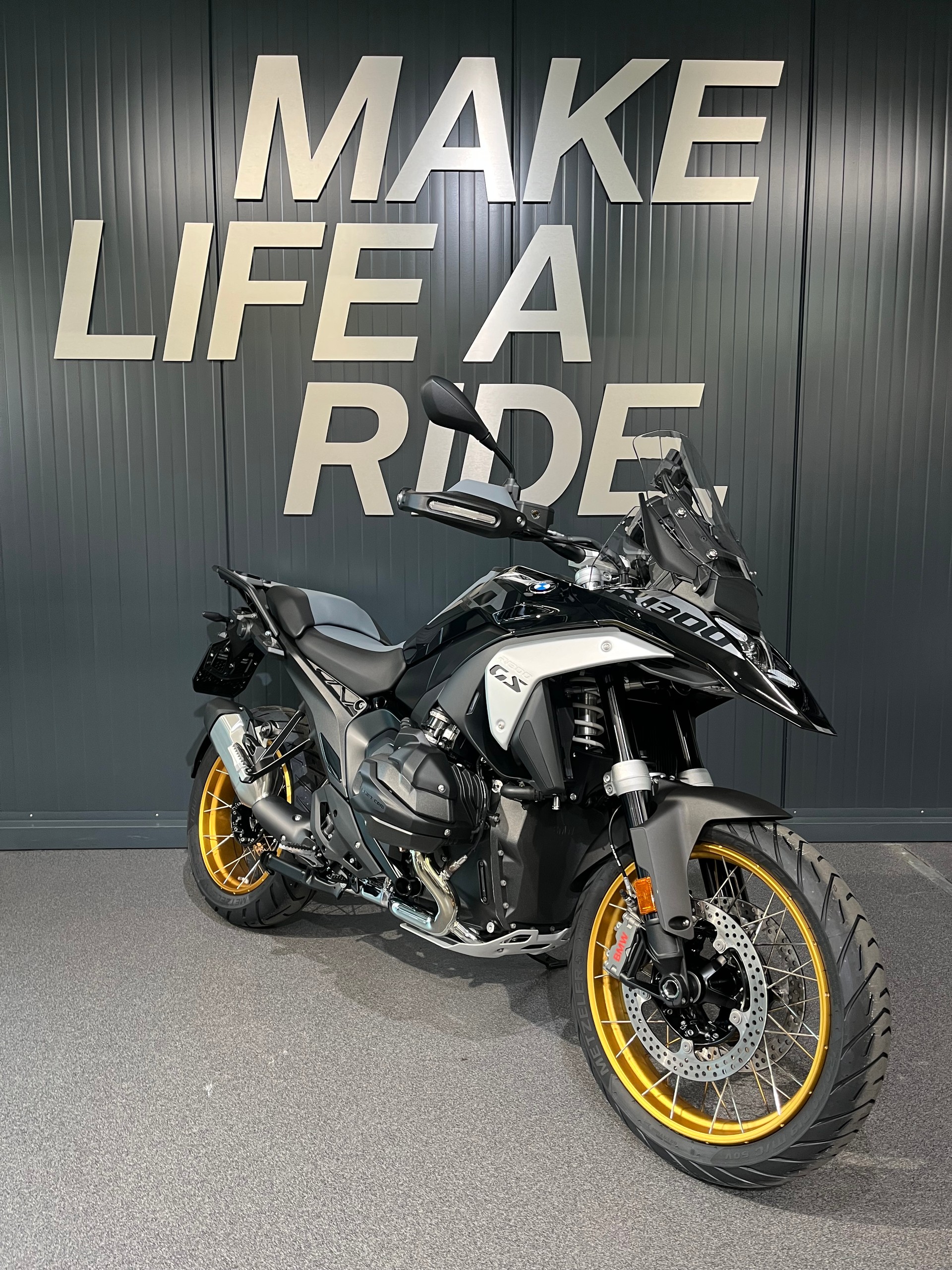 BMW R 1300 GS-image-1