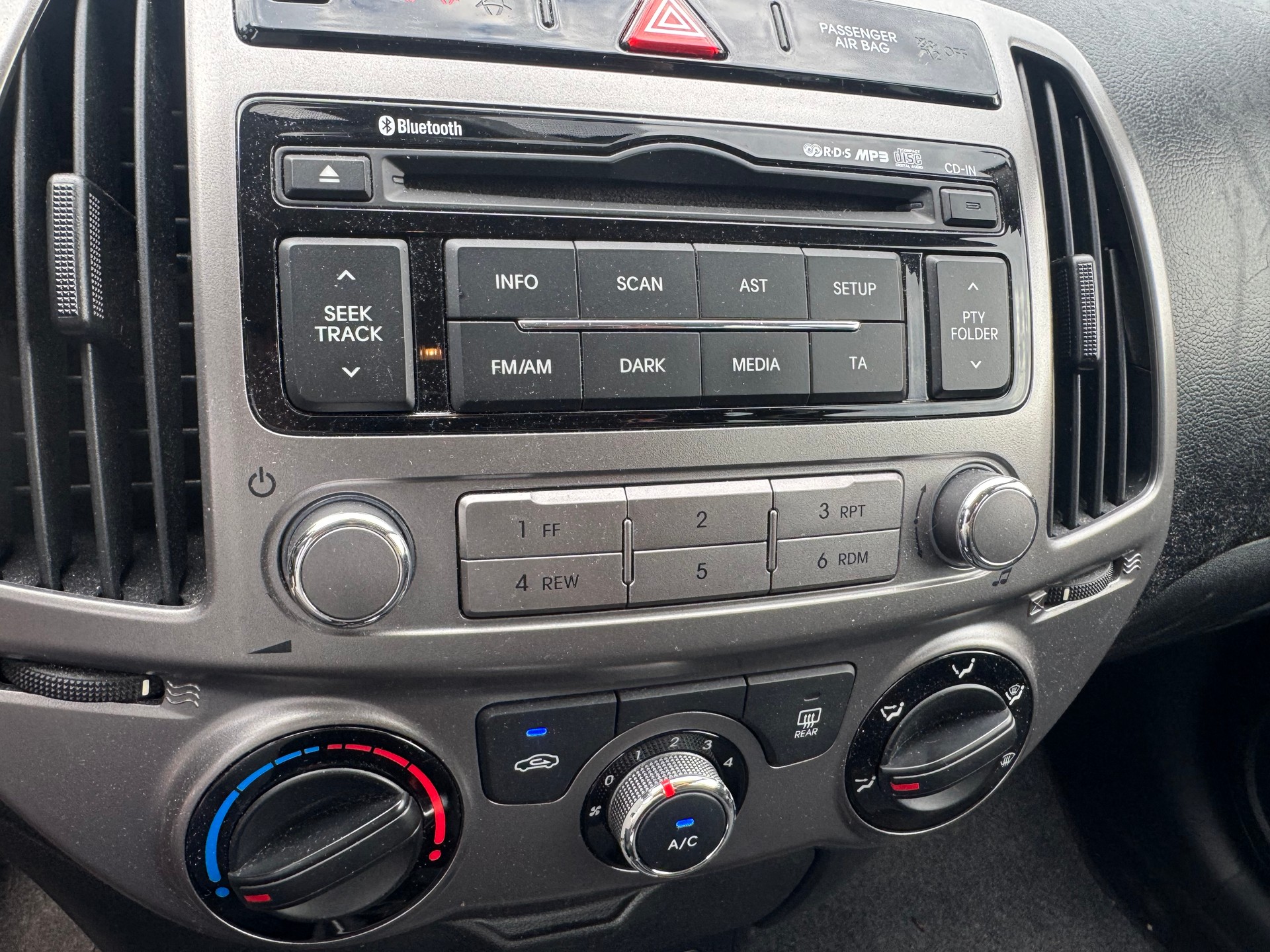 HYUNDAI i20 1.4 Premium-image-6