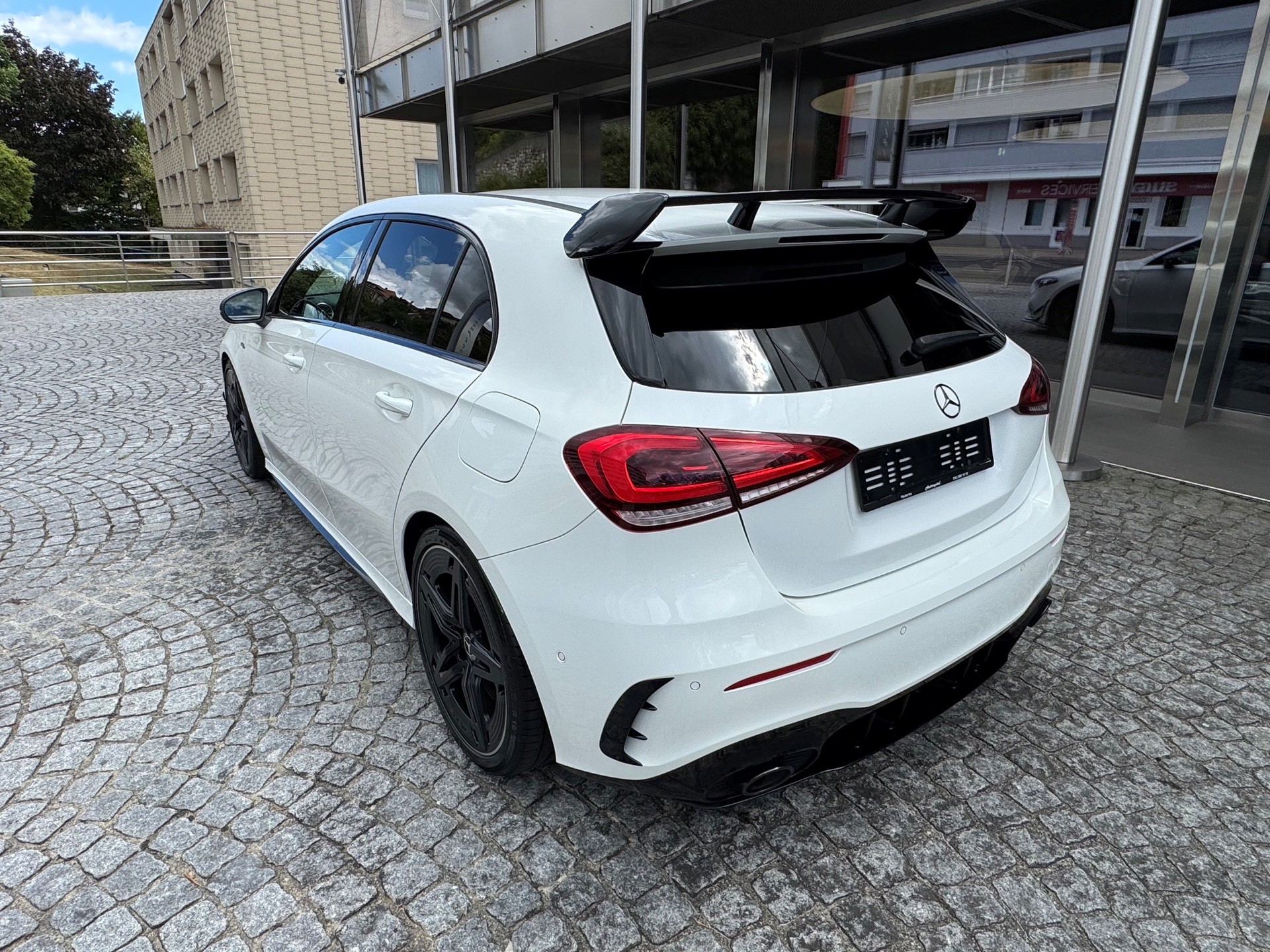 MERCEDES-BENZ A 35 AMG 4Matic-image-2