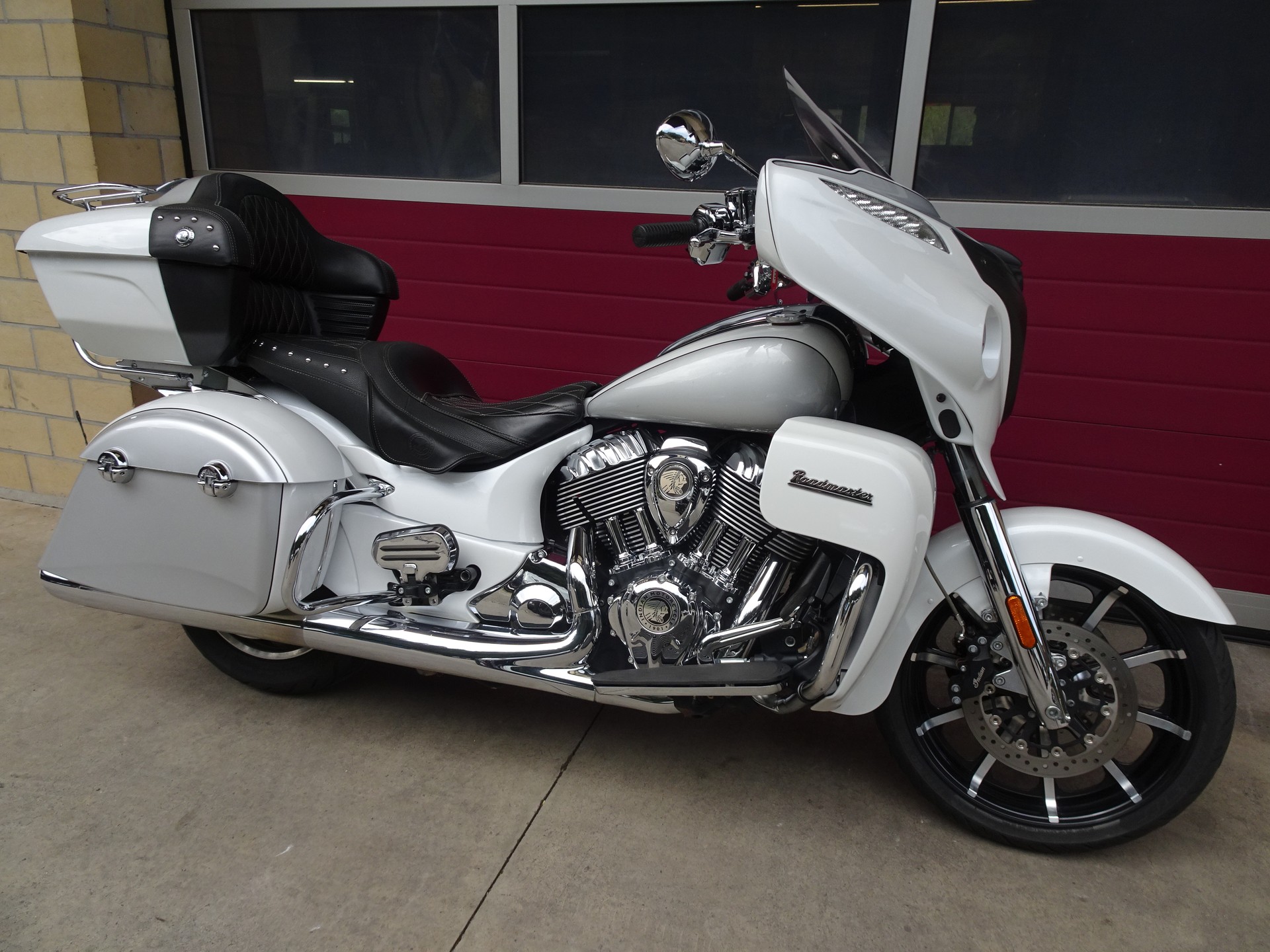 INDIAN Roadmaster-showroom-element-2
