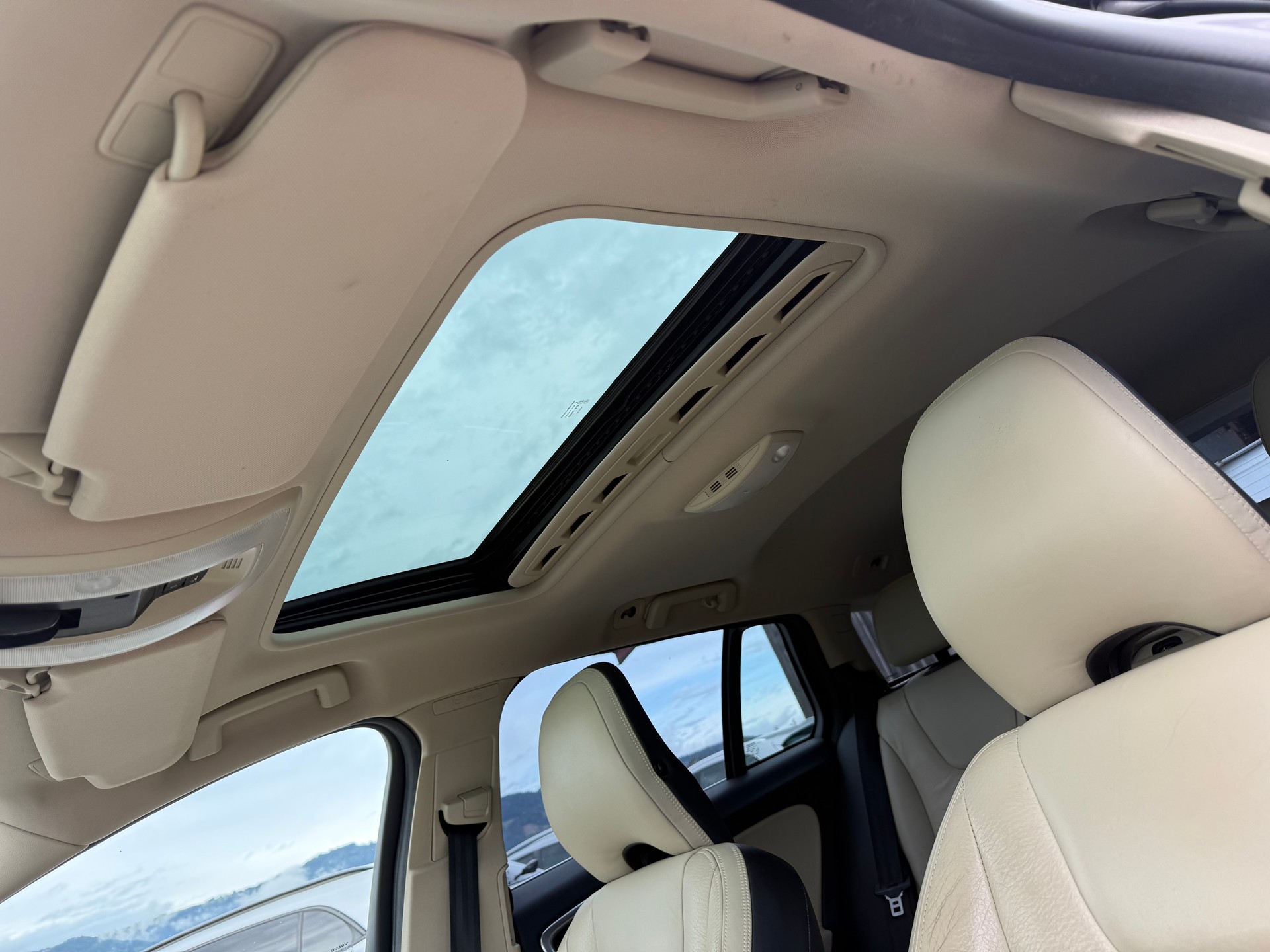 VOLVO V60 D5 AWD Summum Geartronic-image-12