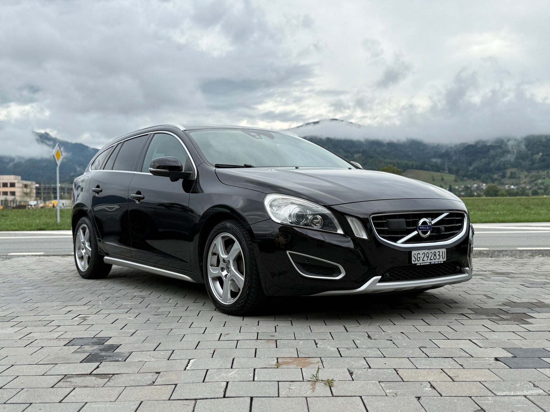 VOLVO V60 D5 AWD Summum Geartronic-image-1