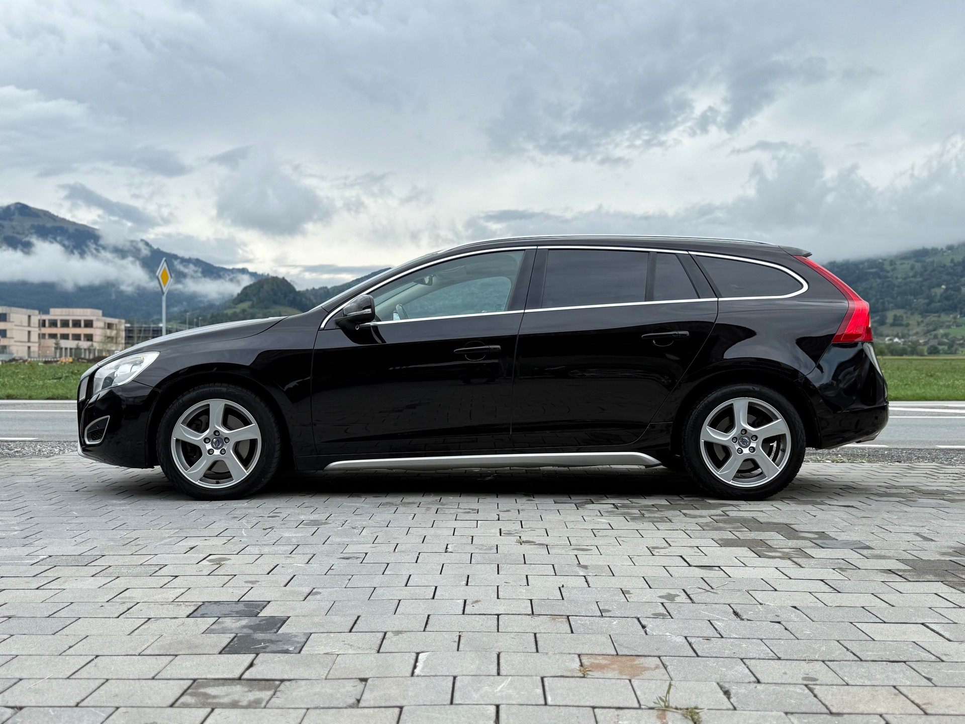 VOLVO V60 D5 AWD Summum Geartronic-image-3