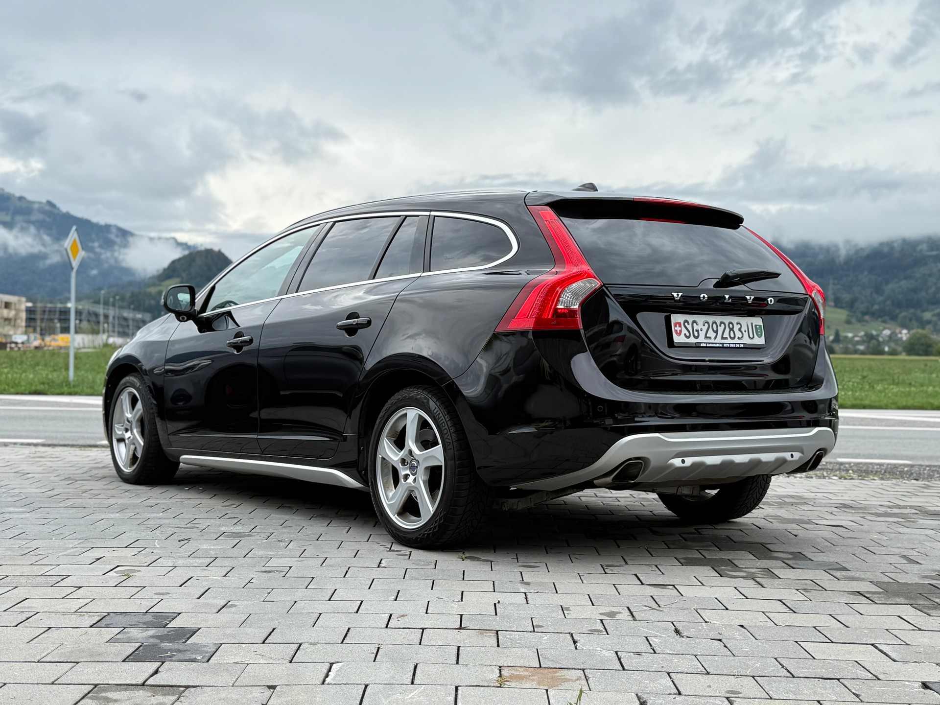 VOLVO V60 D5 AWD Summum Geartronic-image-8