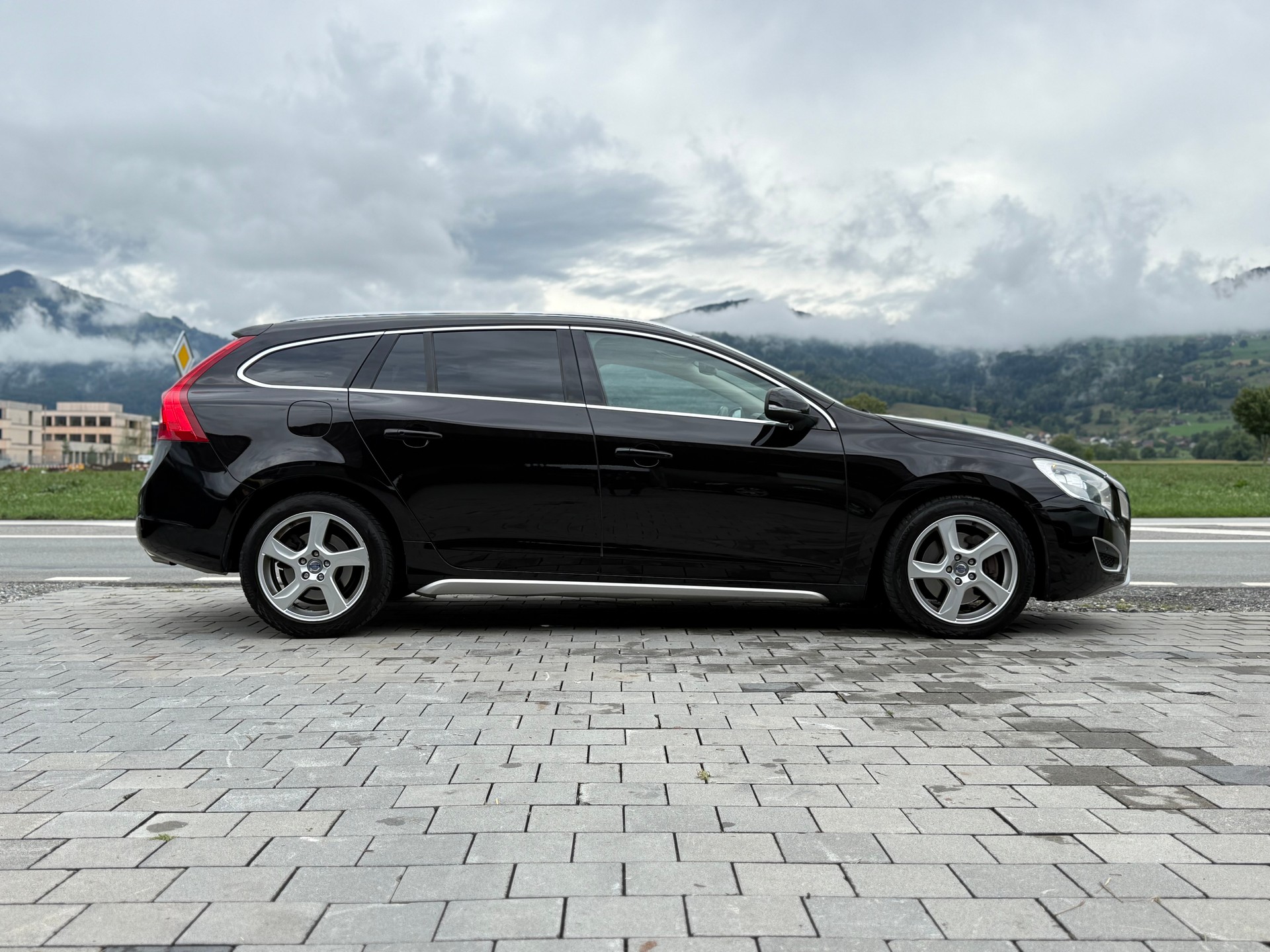VOLVO V60 D5 AWD Summum Geartronic-image-4