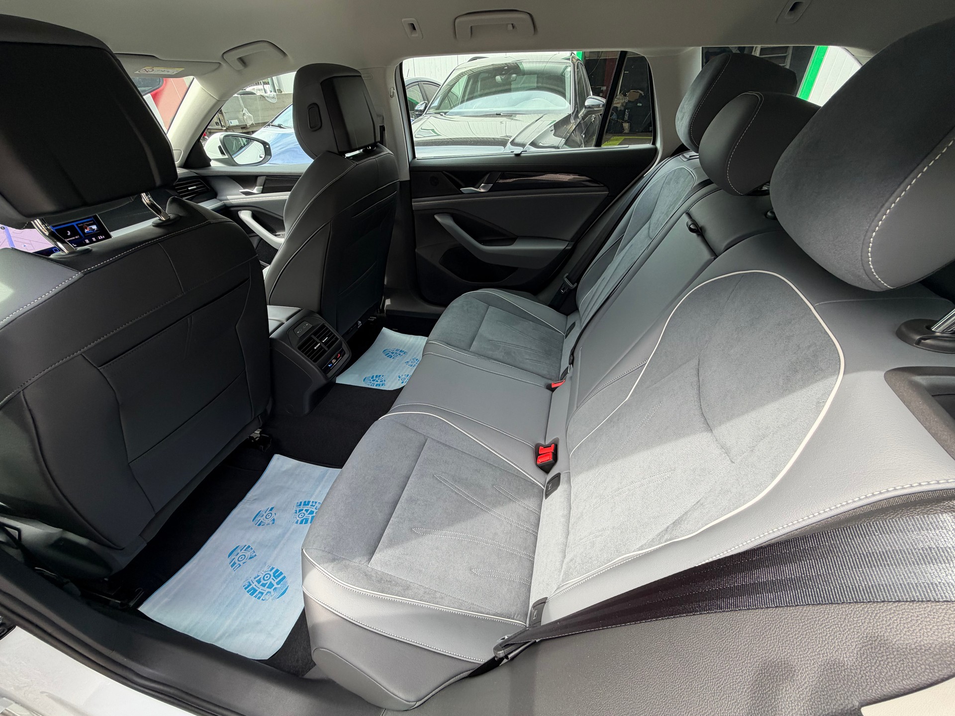 VW Passat Variant 1.5 eTSI evo2 Business DSG-image-8