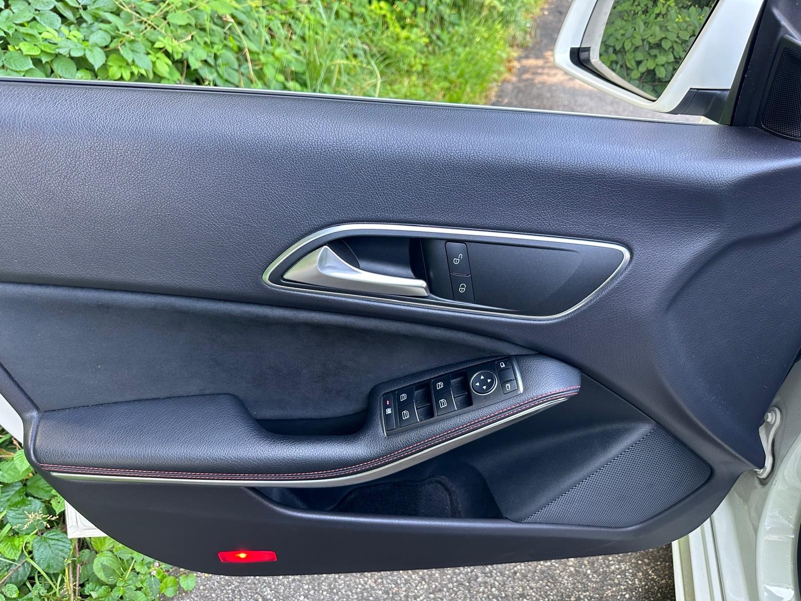 MERCEDES-BENZ CLA Shooting Brake 180 AMG Line 7G-DCT-image-11
