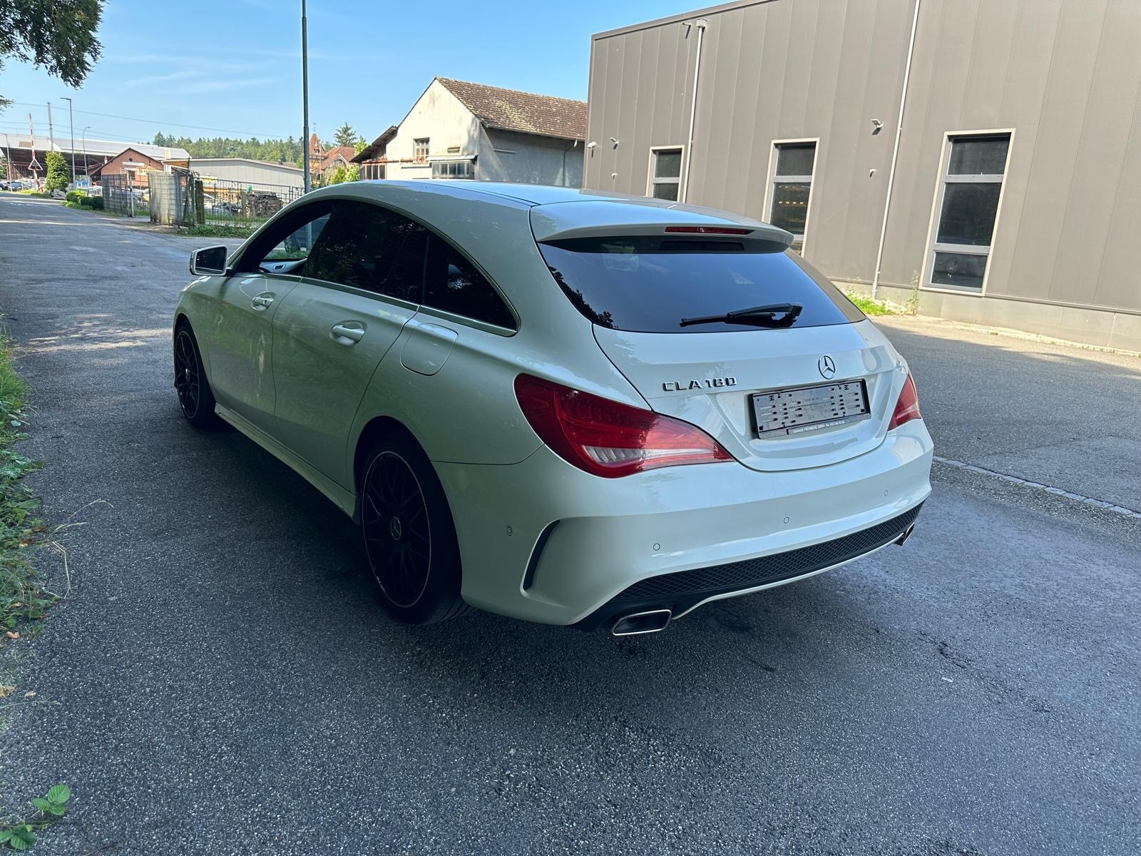 MERCEDES-BENZ CLA Shooting Brake 180 AMG Line 7G-DCT-showroom-element-3