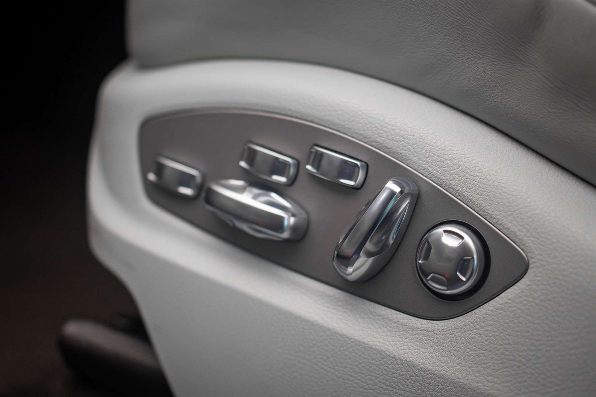 PORSCHE Macan Turbo PDK *CH-Fahrzeug* *Alcantarahimmel* *Panorama* *Chrono*-image-25