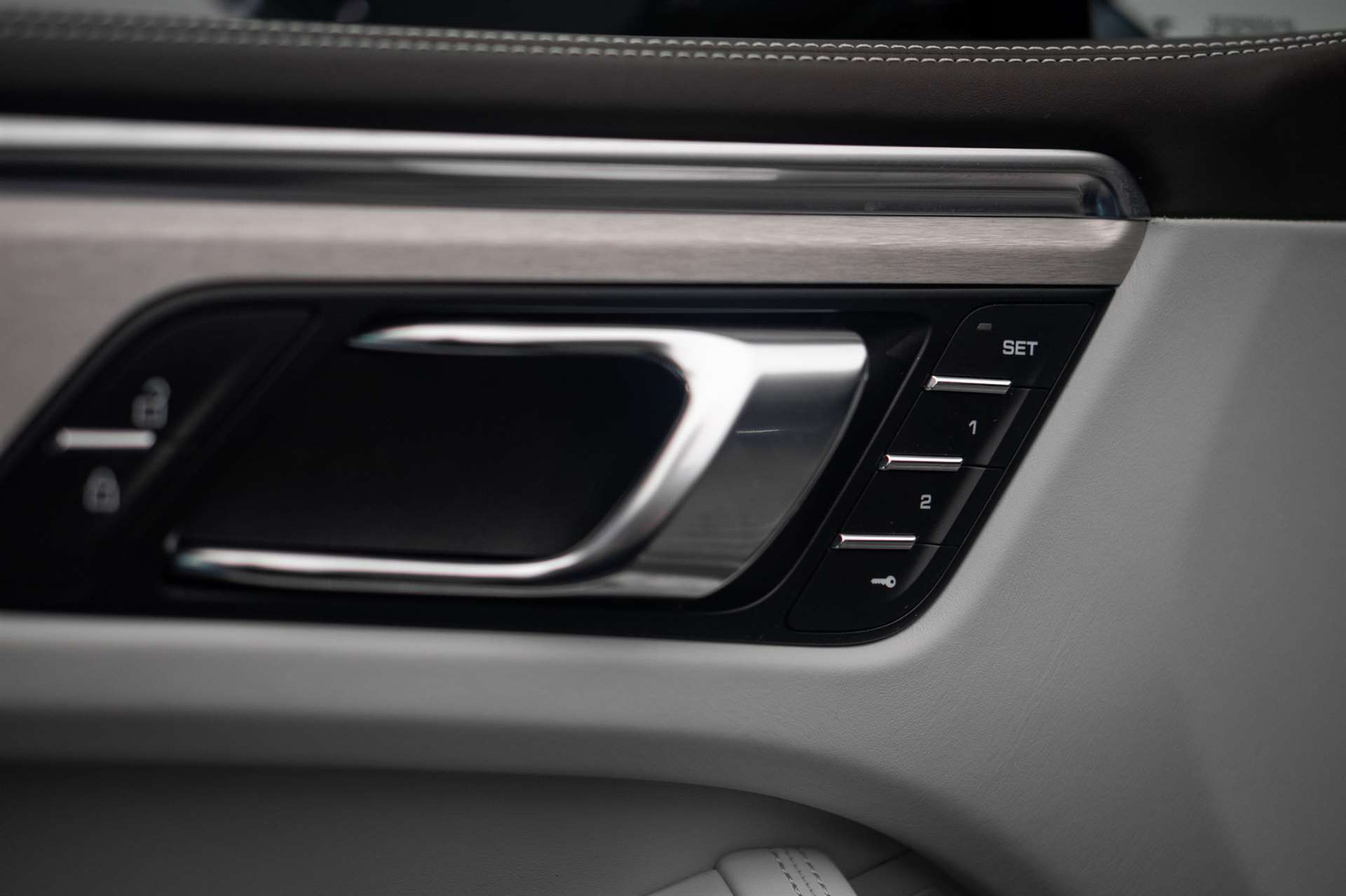 PORSCHE Macan Turbo PDK *CH-Fahrzeug* *Alcantarahimmel* *Panorama* *Chrono*-image-23