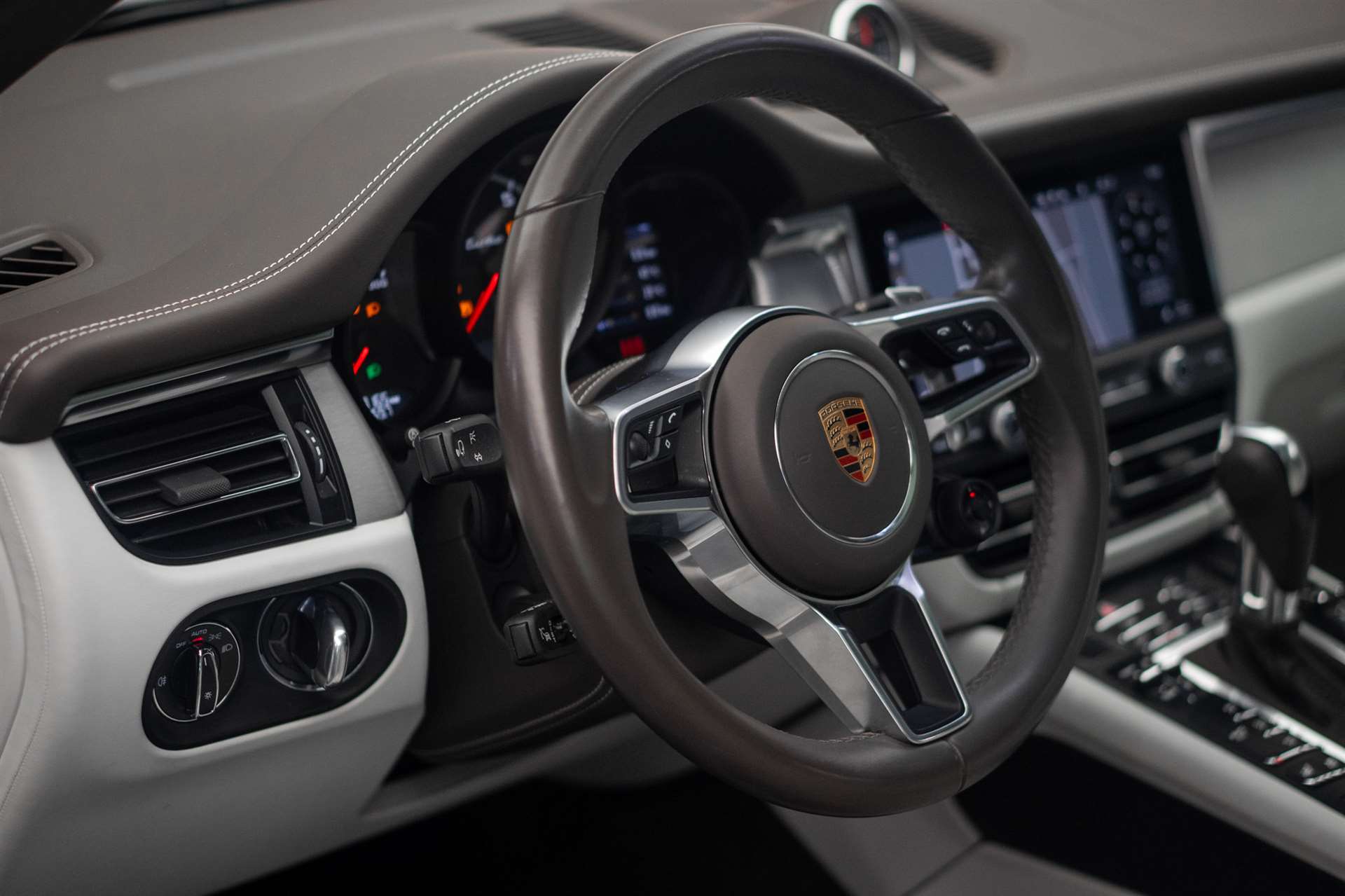 PORSCHE Macan Turbo PDK *CH-Fahrzeug* *Alcantarahimmel* *Panorama* *Chrono*-image-35