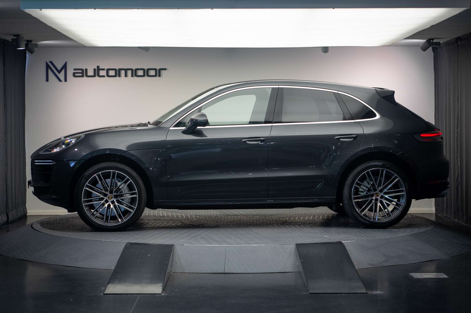 PORSCHE Macan Turbo PDK *CH-Fahrzeug* *Alcantarahimmel* *Panorama* *Chrono*-image-7
