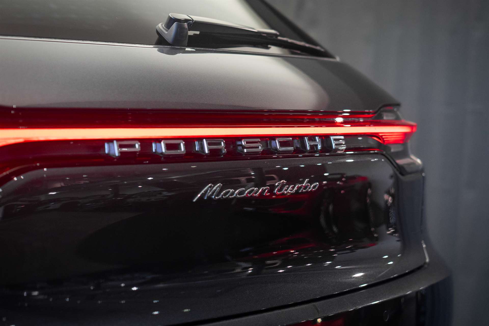PORSCHE Macan Turbo PDK *CH-Fahrzeug* *Alcantarahimmel* *Panorama* *Chrono*-image-12