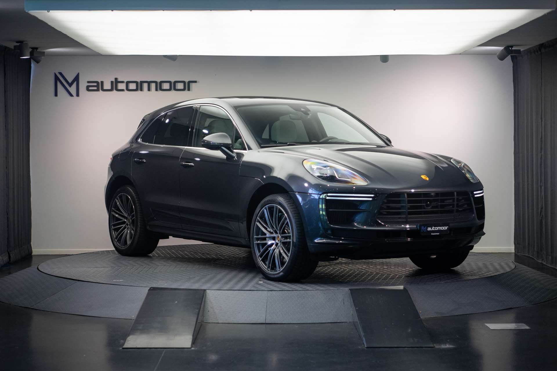 PORSCHE Macan Turbo PDK *CH-Fahrzeug* *Alcantarahimmel* *Panorama* *Chrono*-showroom-element-2