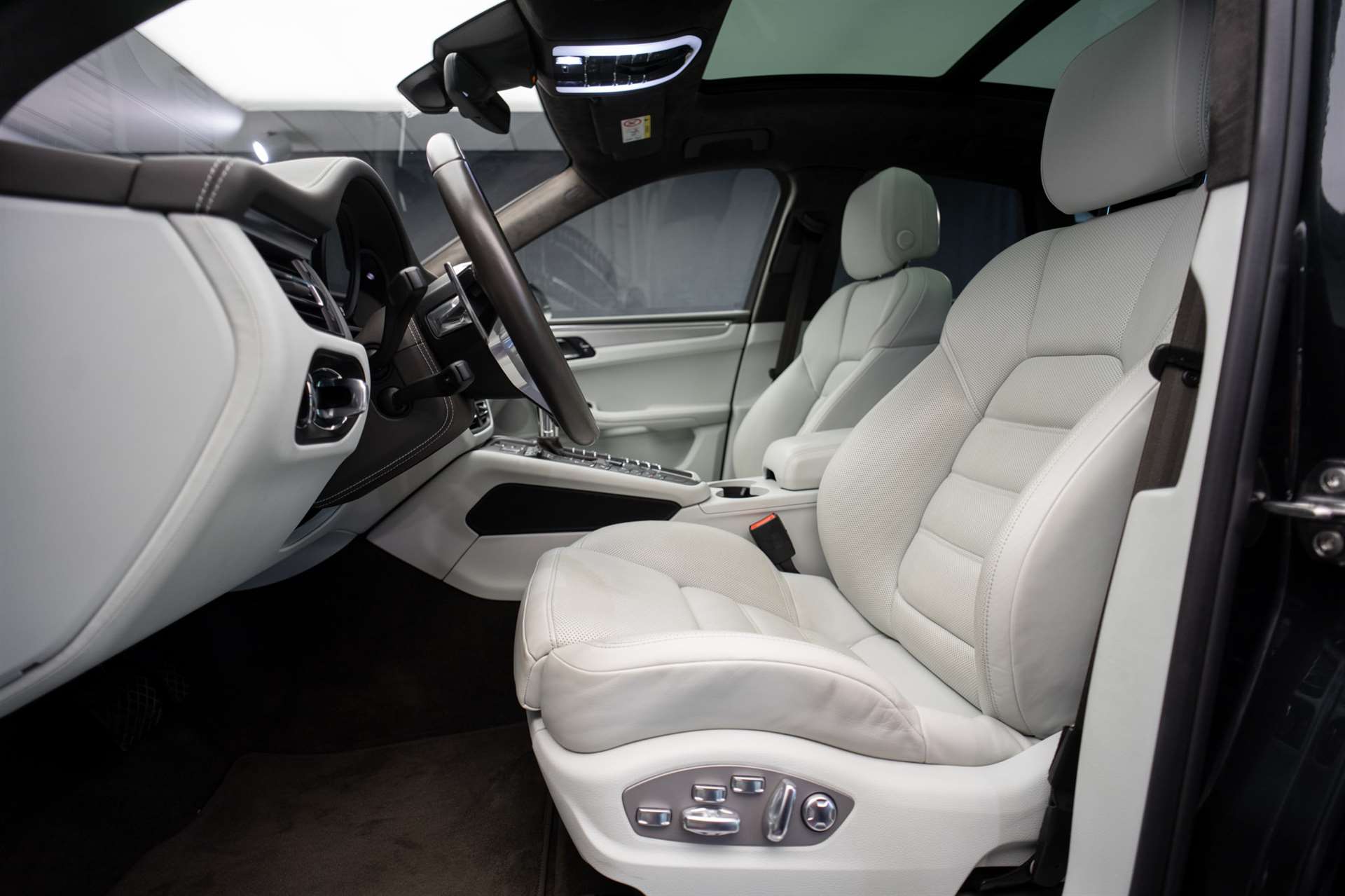 PORSCHE Macan Turbo PDK *CH-Fahrzeug* *Alcantarahimmel* *Panorama* *Chrono*-image-17