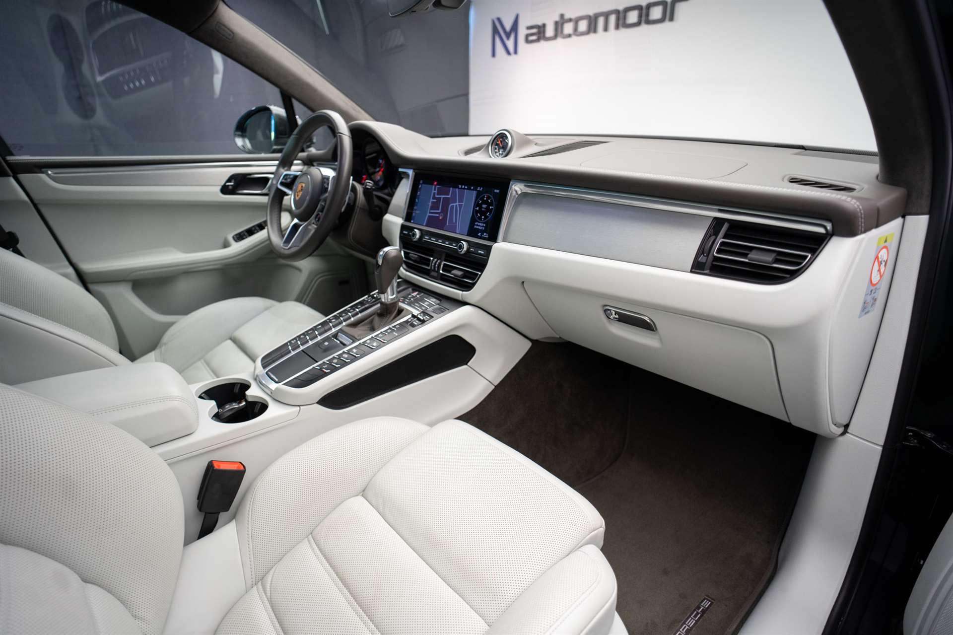 PORSCHE Macan Turbo PDK *CH-Fahrzeug* *Alcantarahimmel* *Panorama* *Chrono*-image-16