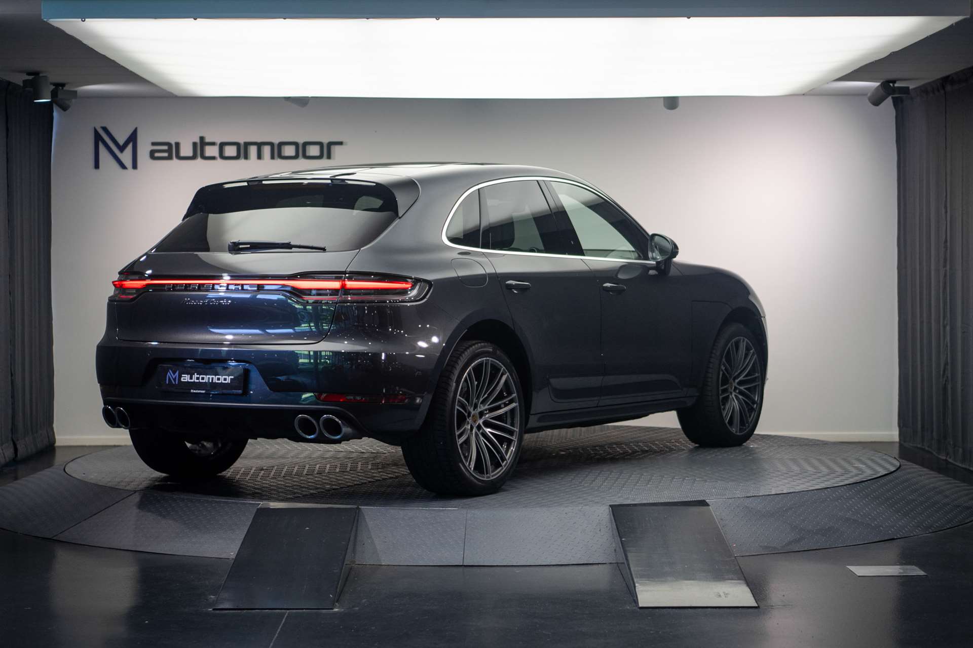 PORSCHE Macan Turbo PDK *CH-Fahrzeug* *Alcantarahimmel* *Panorama* *Chrono*-image-4