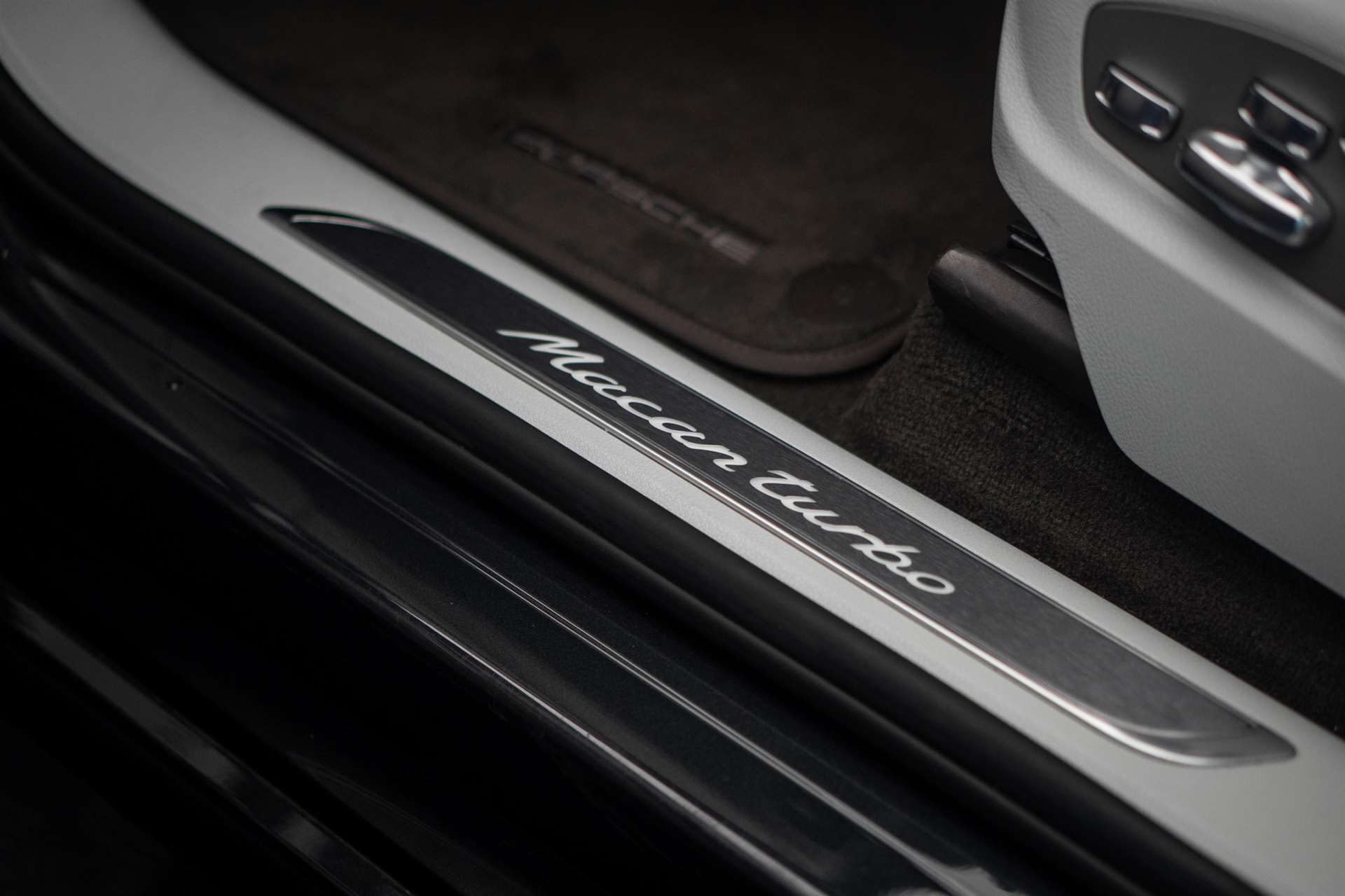 PORSCHE Macan Turbo PDK *CH-Fahrzeug* *Alcantarahimmel* *Panorama* *Chrono*-image-34