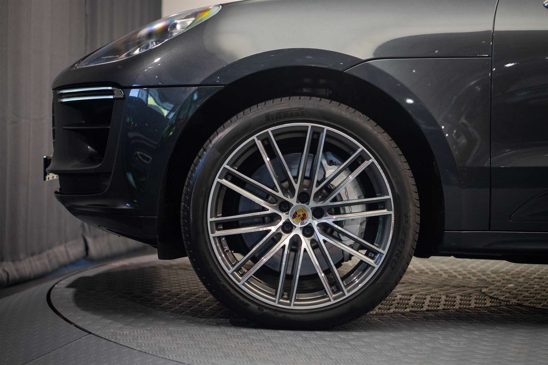 PORSCHE Macan Turbo PDK *CH-Fahrzeug* *Alcantarahimmel* *Panorama* *Chrono*-image-13