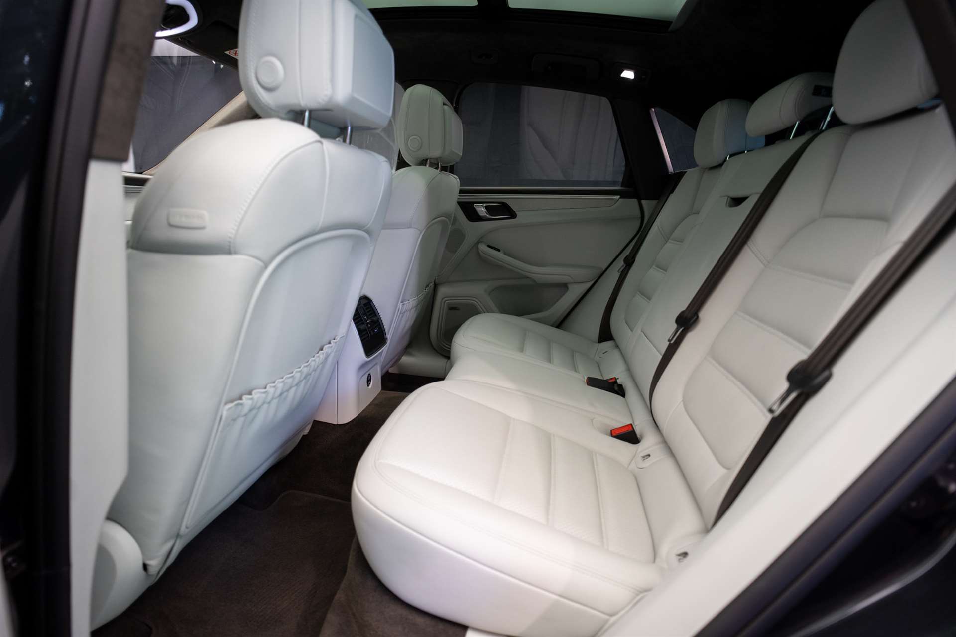PORSCHE Macan Turbo PDK *CH-Fahrzeug* *Alcantarahimmel* *Panorama* *Chrono*-image-19