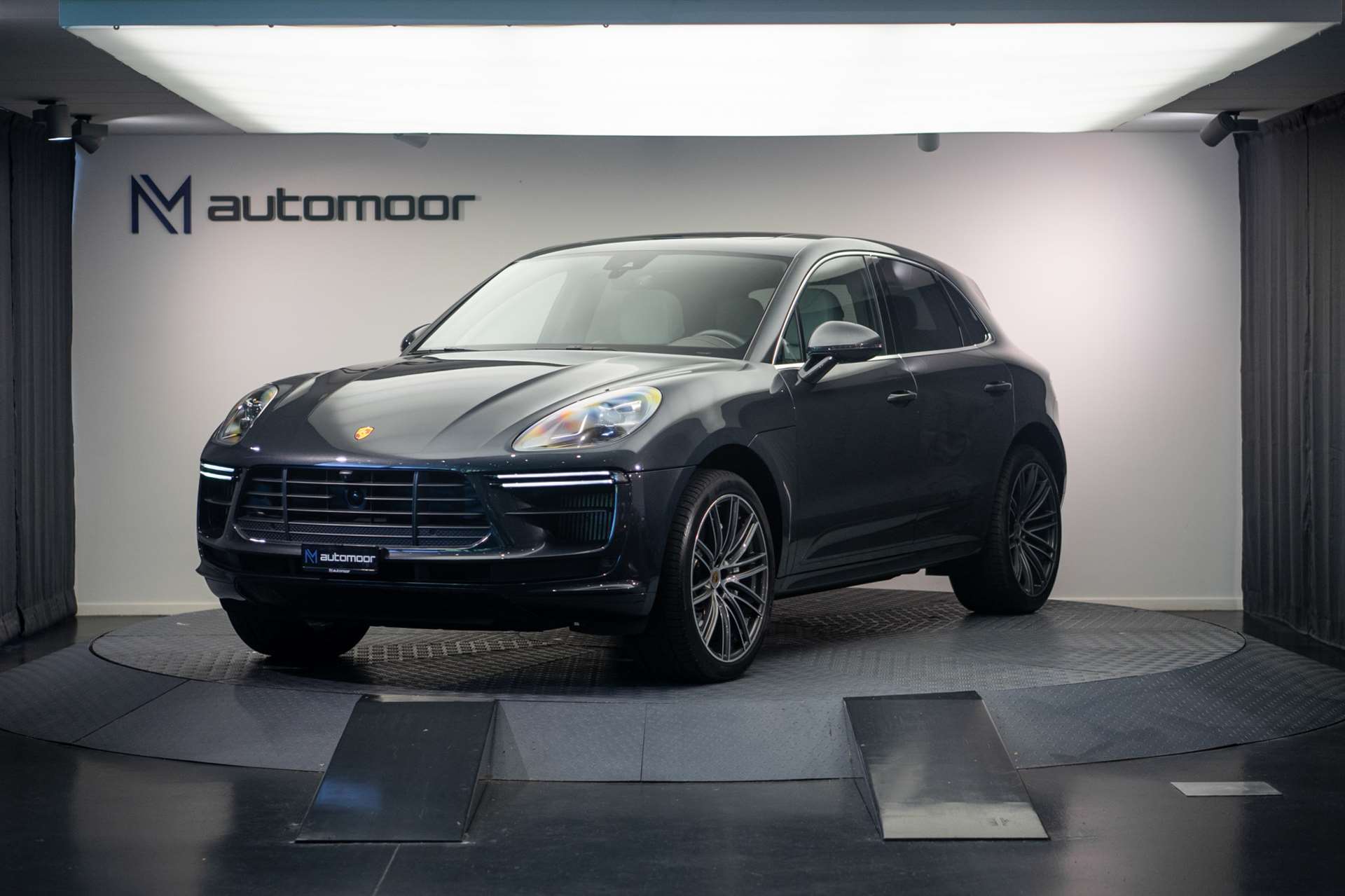 PORSCHE Macan Turbo PDK *CH-Fahrzeug* *Alcantarahimmel* *Panorama* *Chrono*