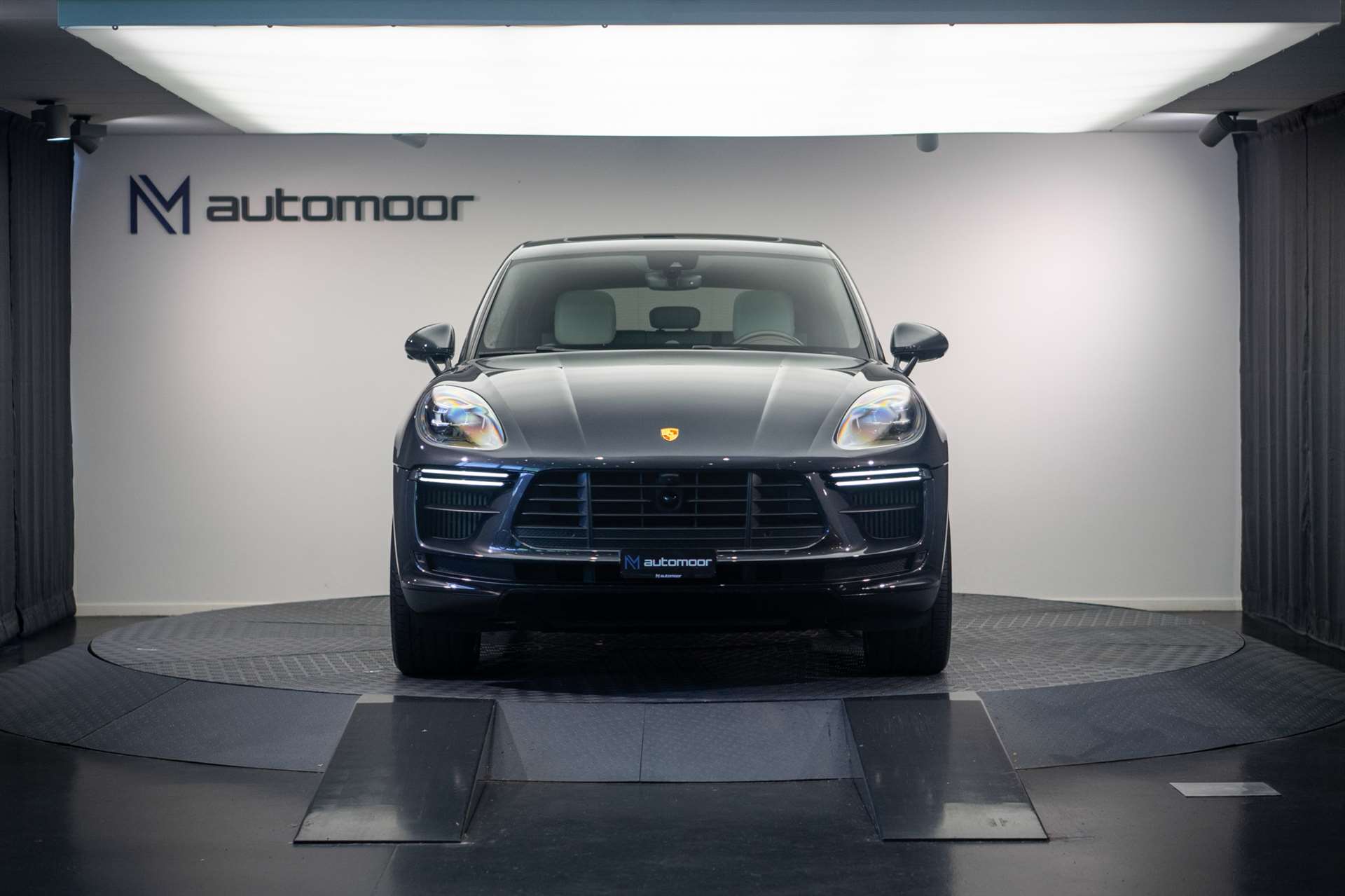 PORSCHE Macan Turbo PDK *CH-Fahrzeug* *Alcantarahimmel* *Panorama* *Chrono*-showroom-element-1