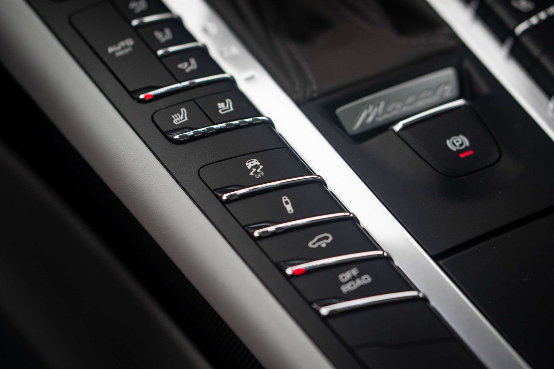 PORSCHE Macan Turbo PDK *CH-Fahrzeug* *Alcantarahimmel* *Panorama* *Chrono*-image-32