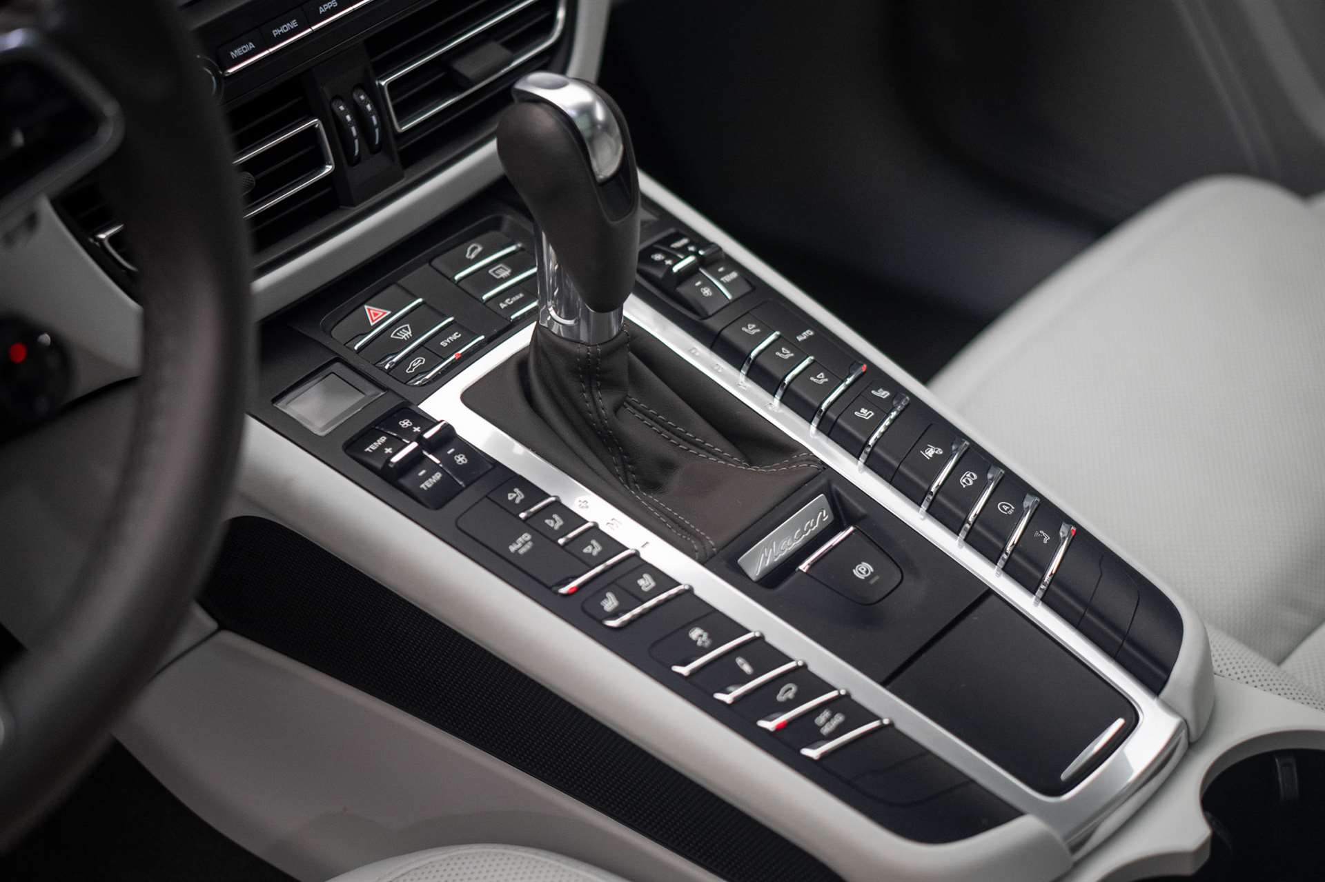 PORSCHE Macan Turbo PDK *CH-Fahrzeug* *Alcantarahimmel* *Panorama* *Chrono*-image-26