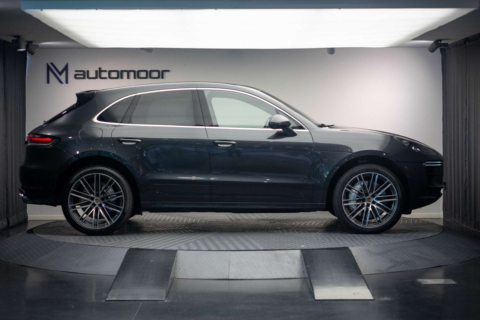 PORSCHE Macan Turbo PDK *CH-Fahrzeug* *Alcantarahimmel* *Panorama* *Chrono*-showroom-element-3