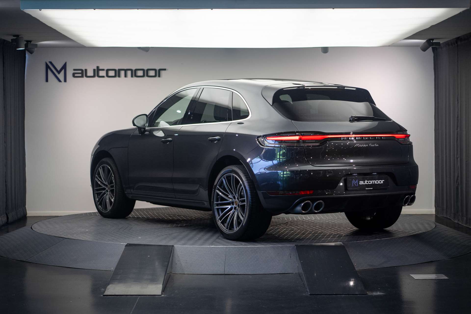 PORSCHE Macan Turbo PDK *CH-Fahrzeug* *Alcantarahimmel* *Panorama* *Chrono*-image-6