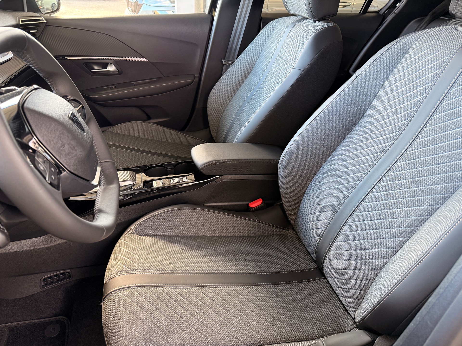 PEUGEOT 208 1.2 MHEV 145 GT-image-5