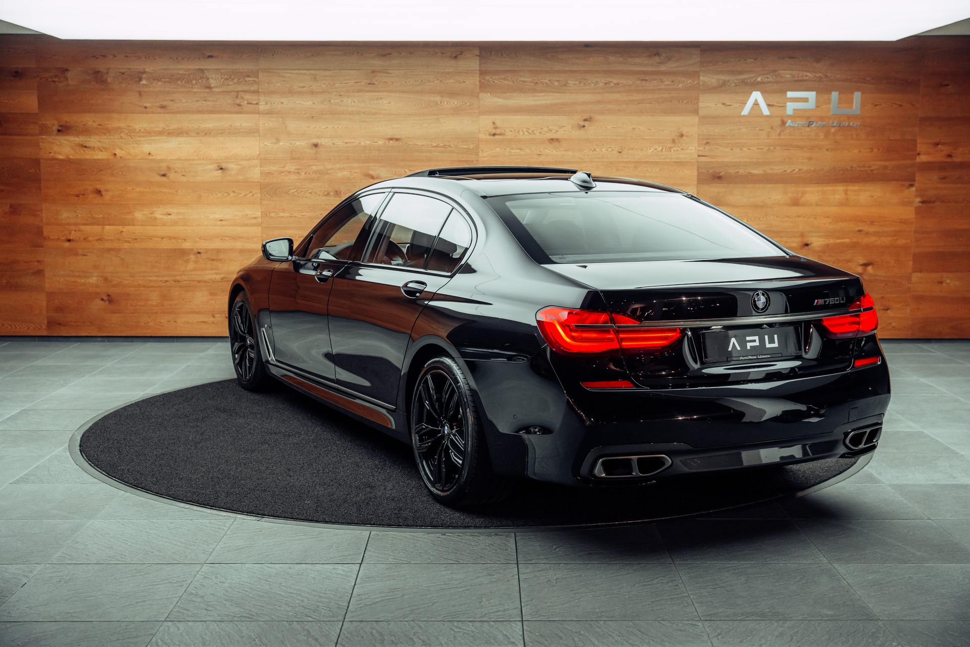 BMW M760Li xDrive Steptronic-showroom-element-2