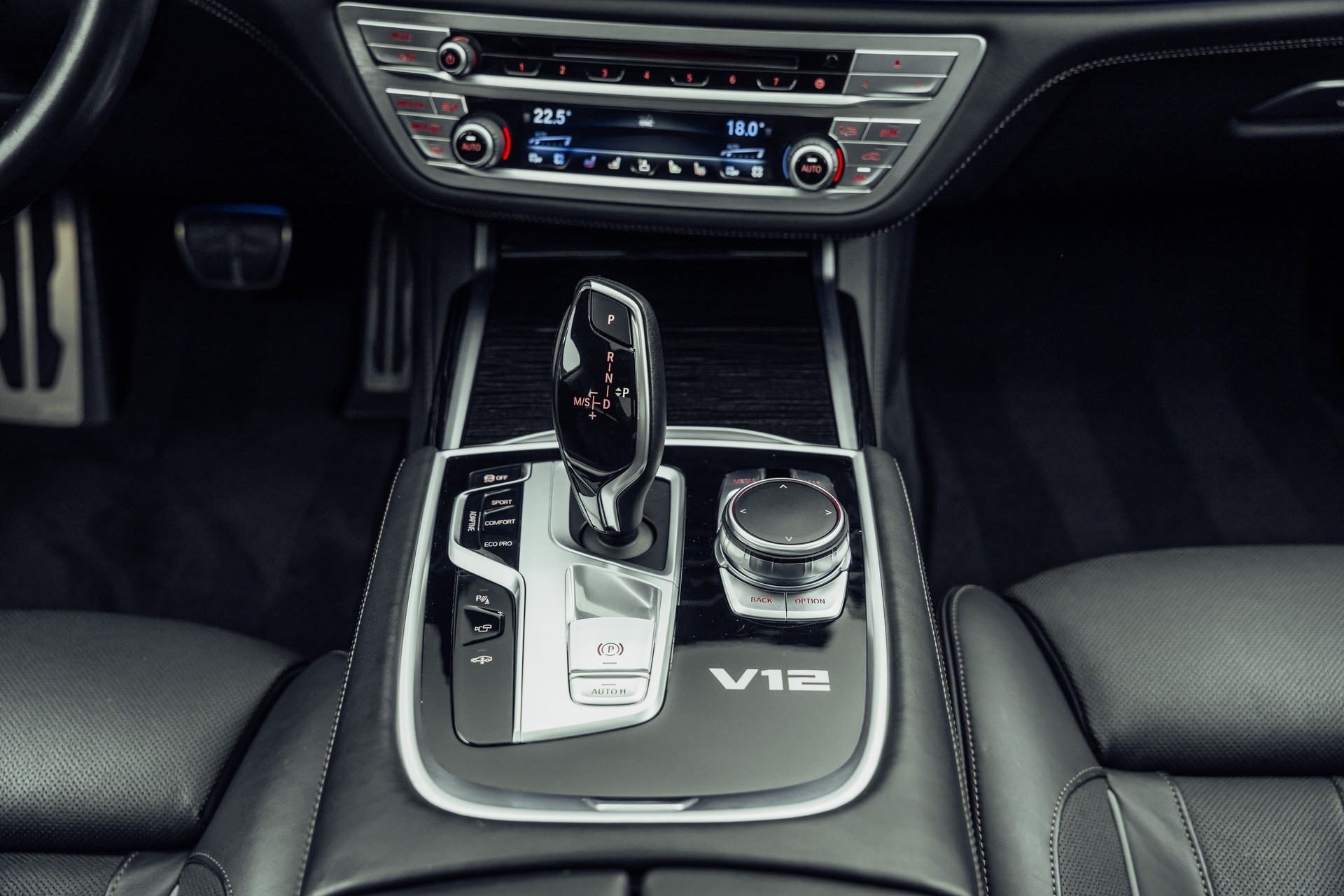 BMW M760Li xDrive Steptronic-image-18