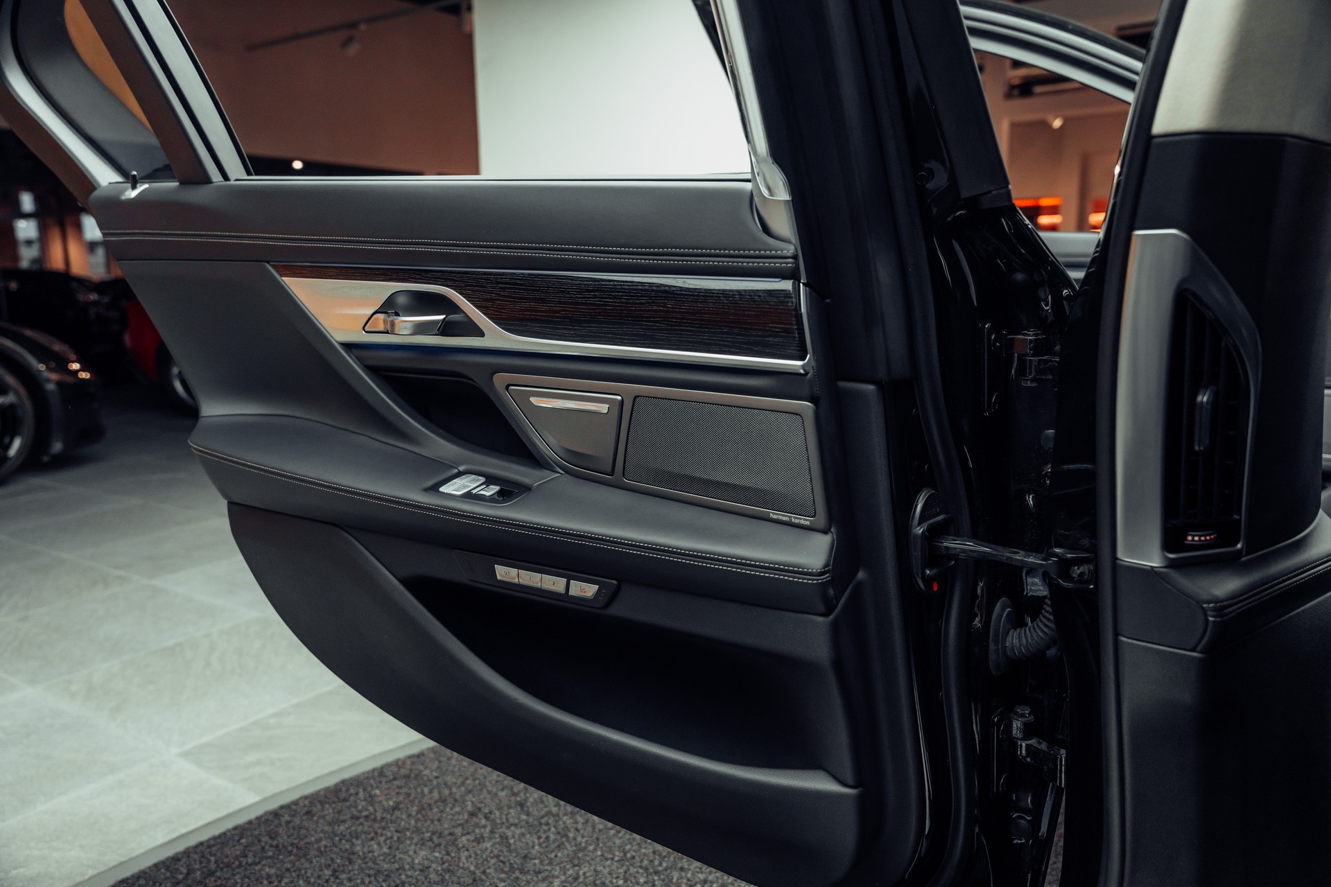 BMW M760Li xDrive Steptronic-image-19