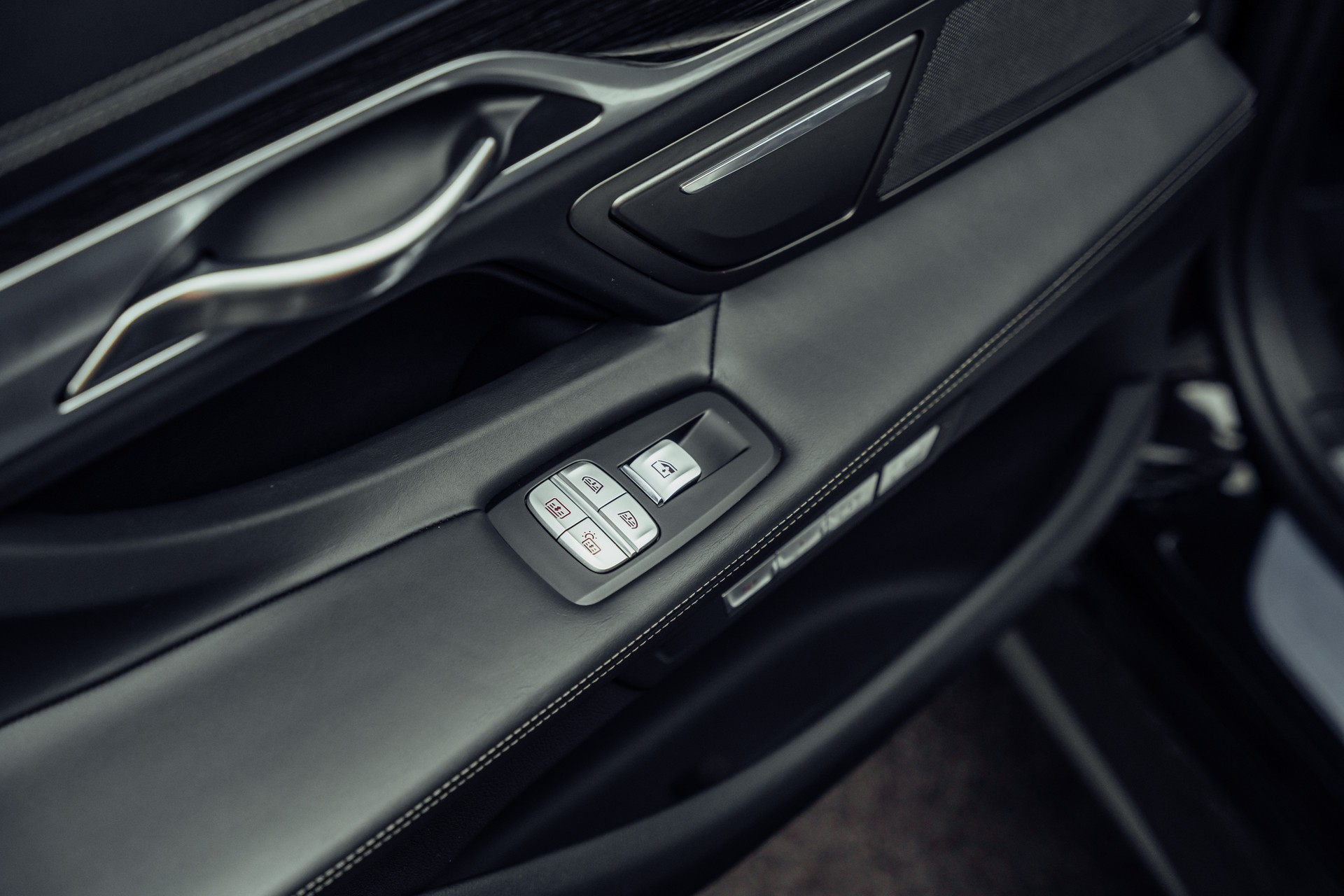 BMW M760Li xDrive Steptronic-image-12