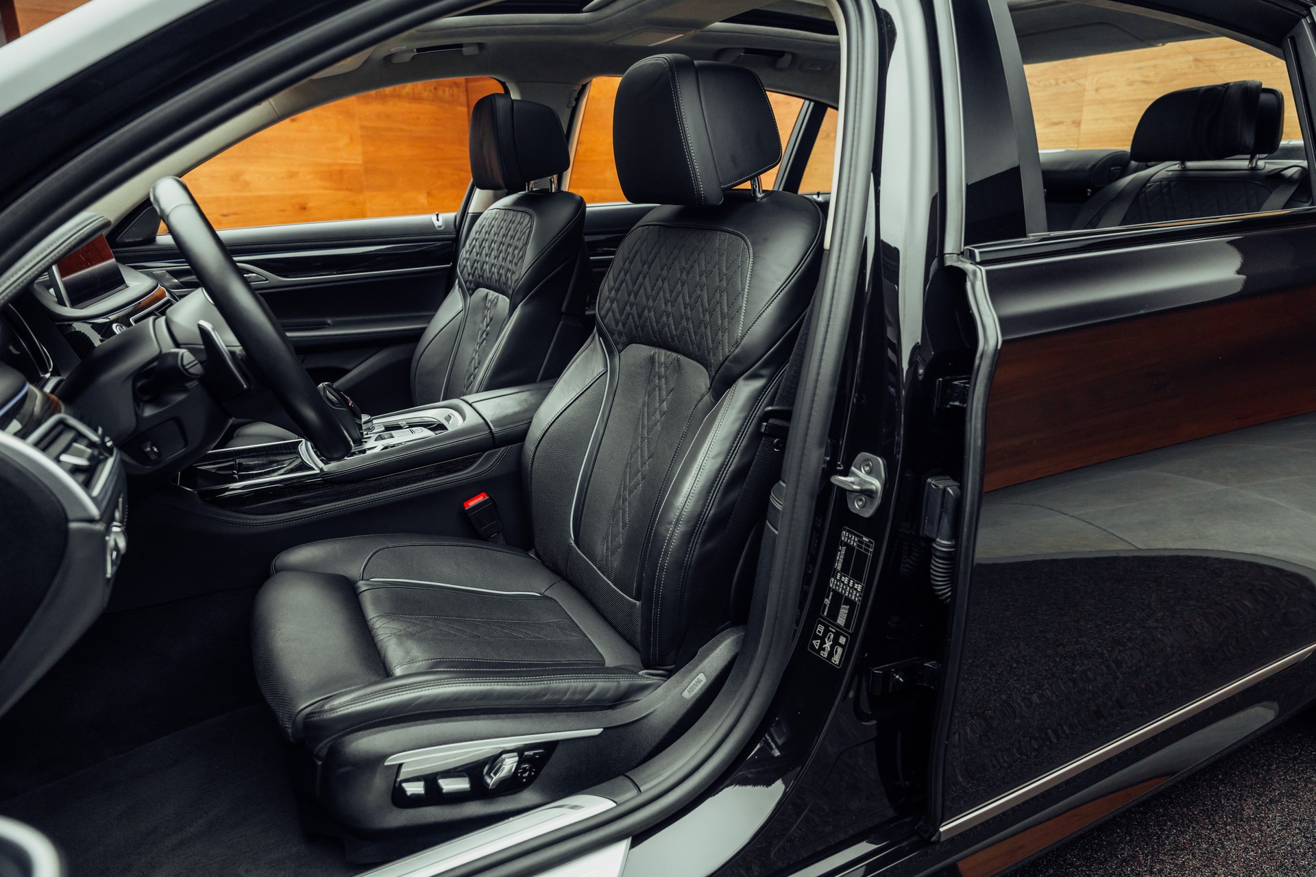 BMW M760Li xDrive Steptronic-image-5