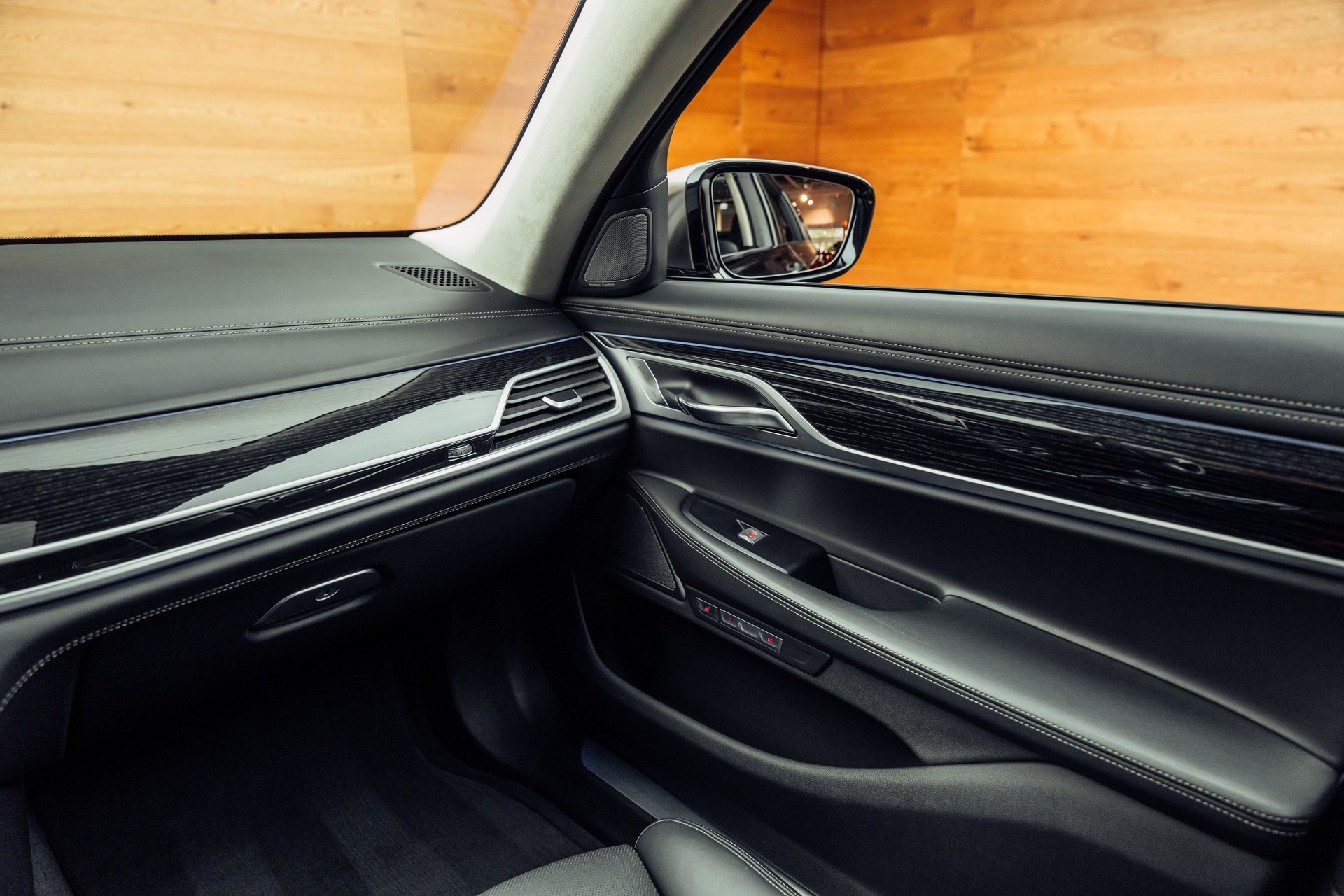 BMW M760Li xDrive Steptronic-image-9