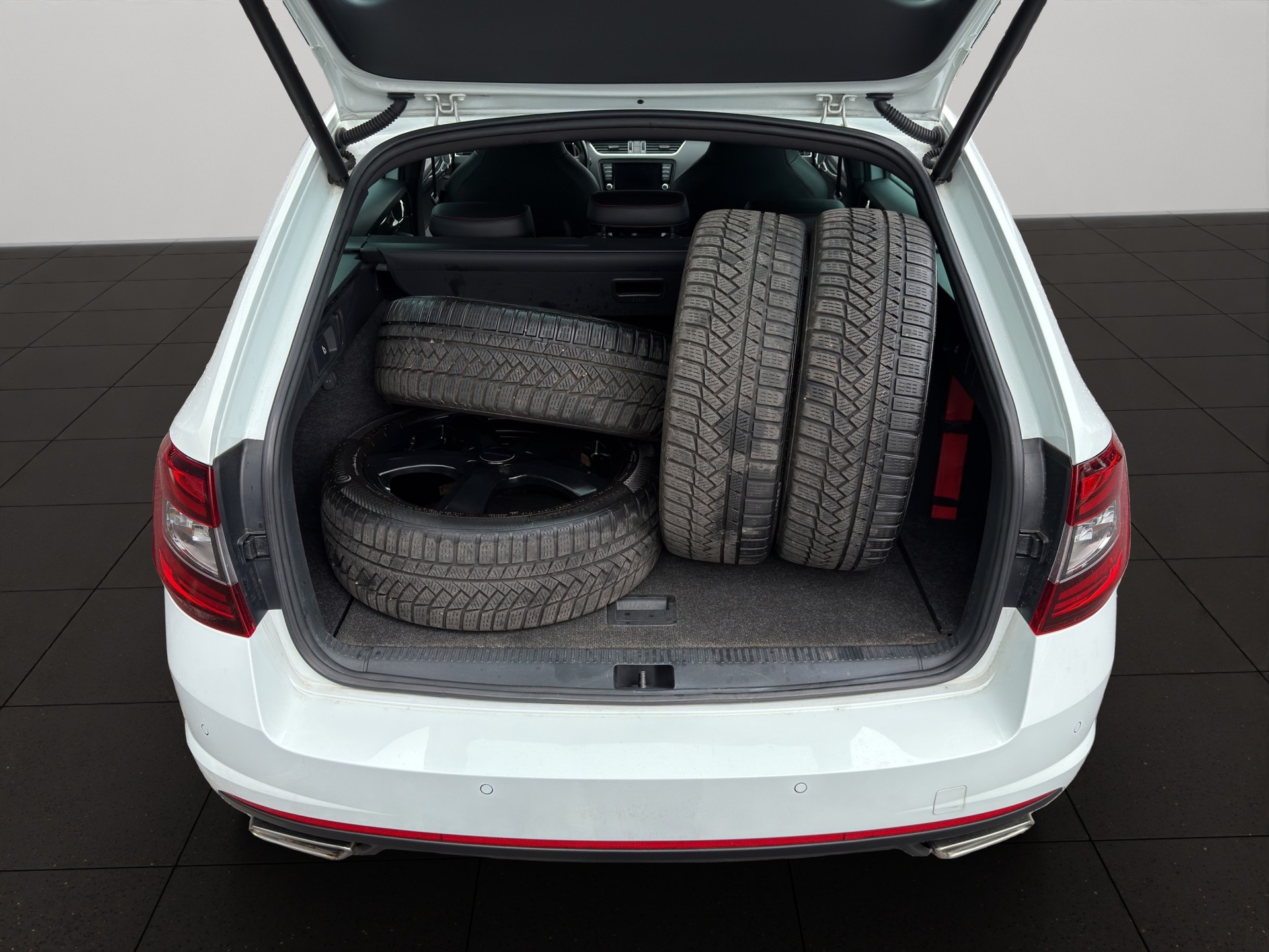 SKODA Octavia Combi 2.0 TDI RS 4x4 DSG-image-9