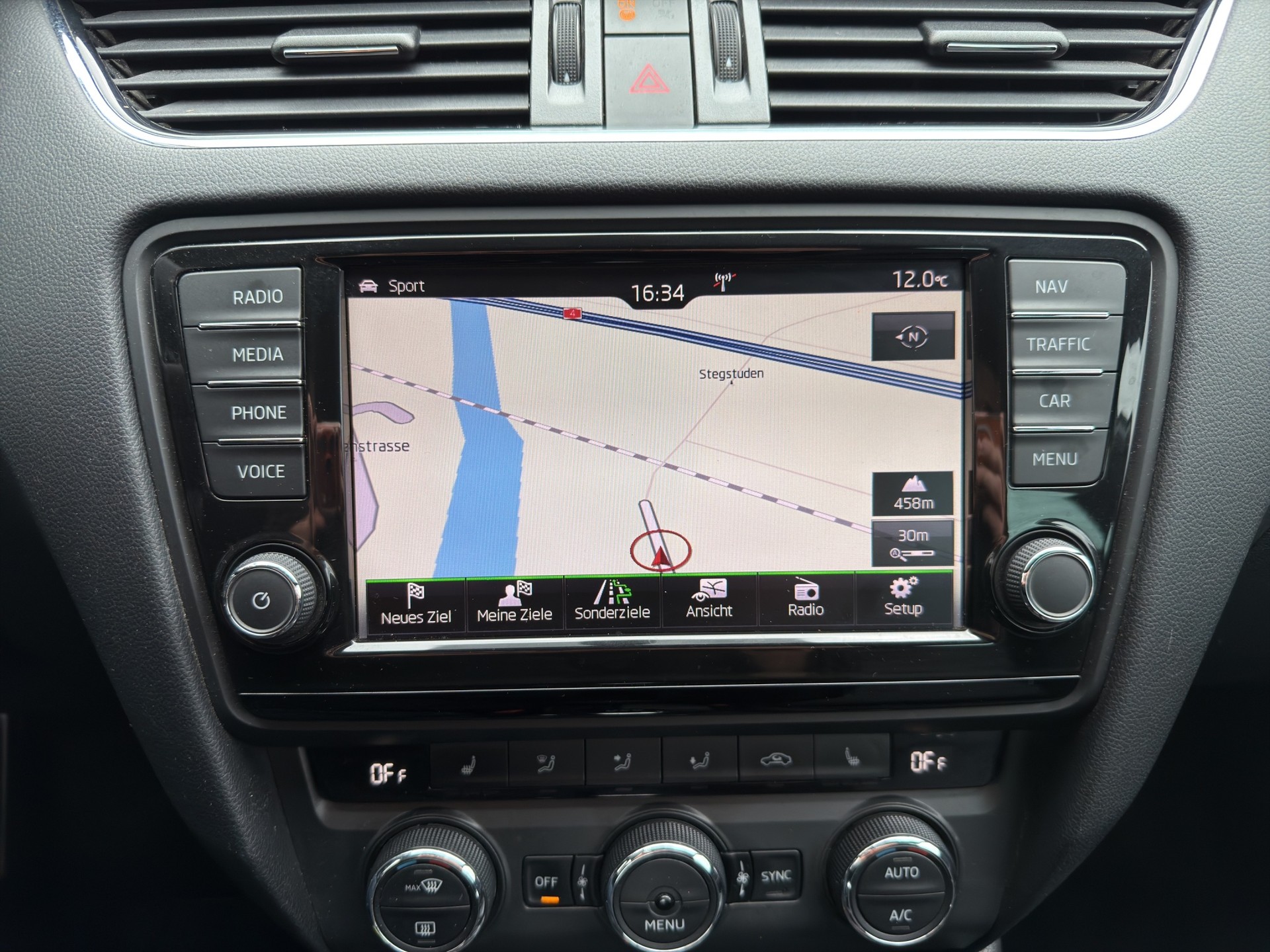 SKODA Octavia Combi 2.0 TDI RS 4x4 DSG-image-16