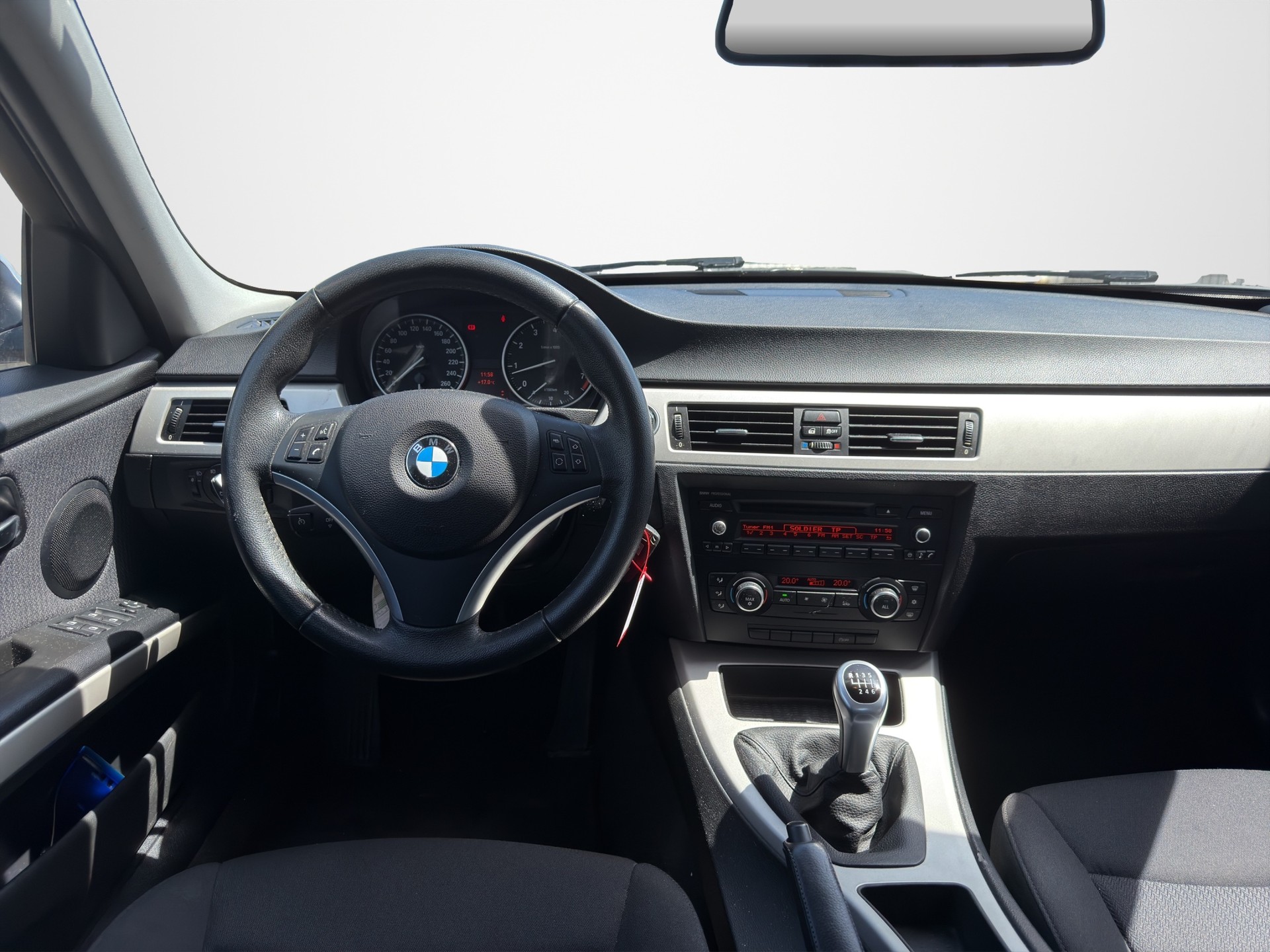BMW 320-image-9
