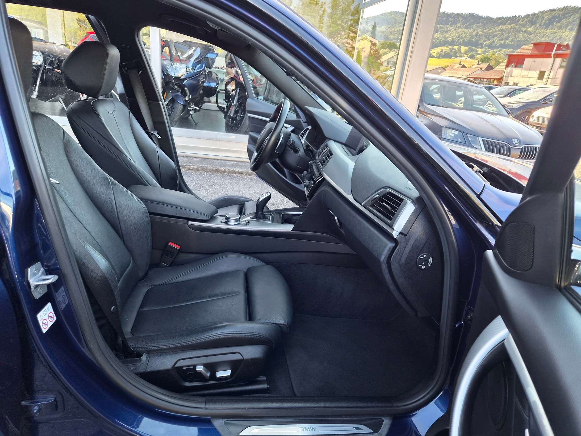 BMW 320d xDrive Touring Edition Sport Line Steptronic-image-9