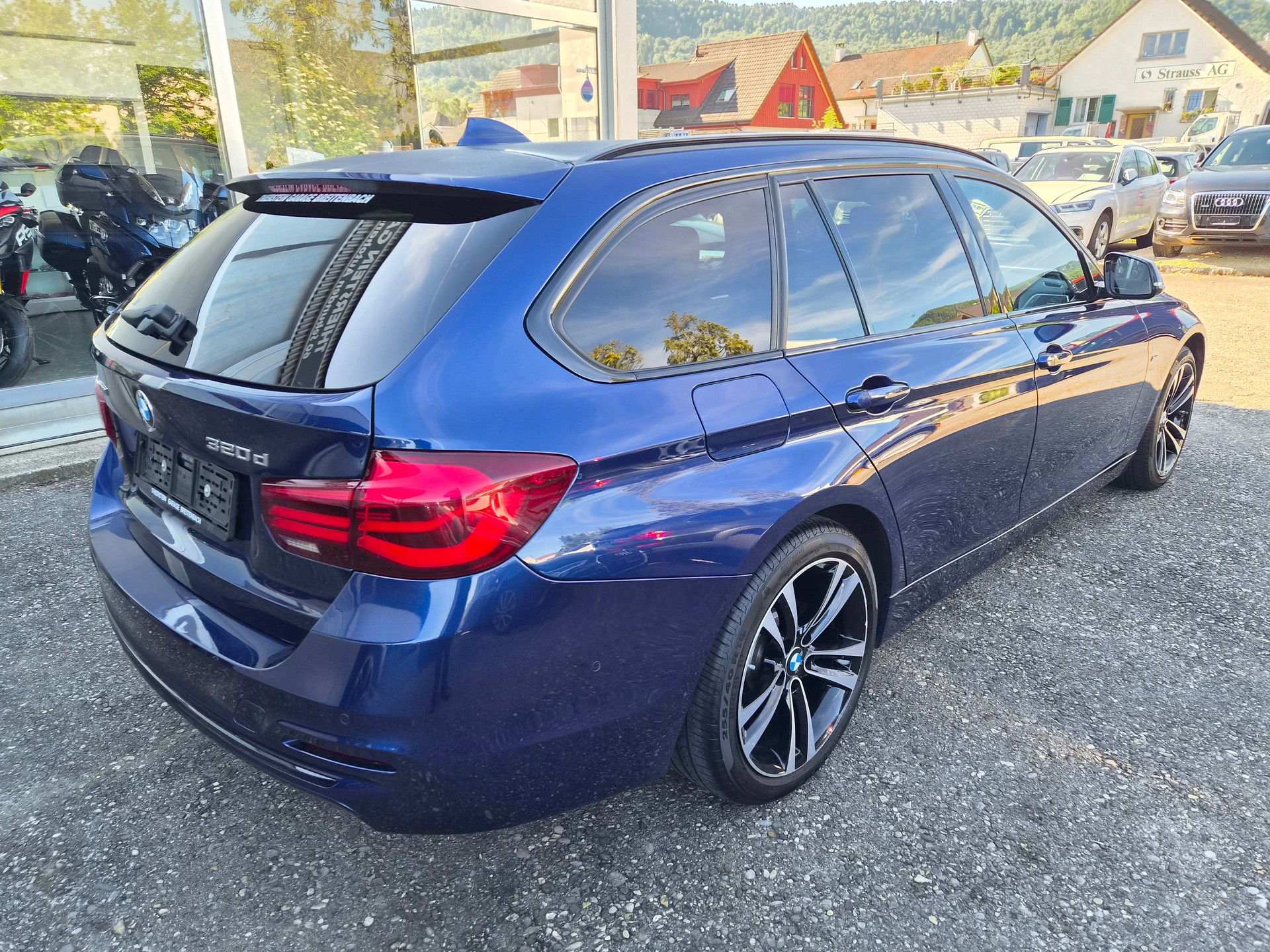 BMW 320d xDrive Touring Edition Sport Line Steptronic-image-5