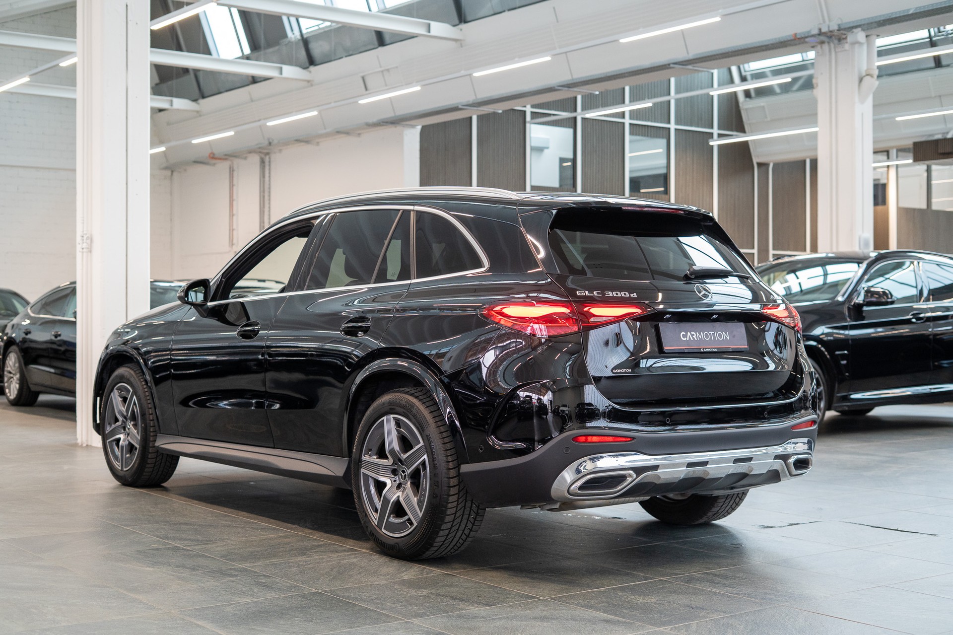 MERCEDES-BENZ GLC 300 d AMG Line 4matic / Rückfahrkamera / el.Sitze / Ambientebeleuchtung-image-7