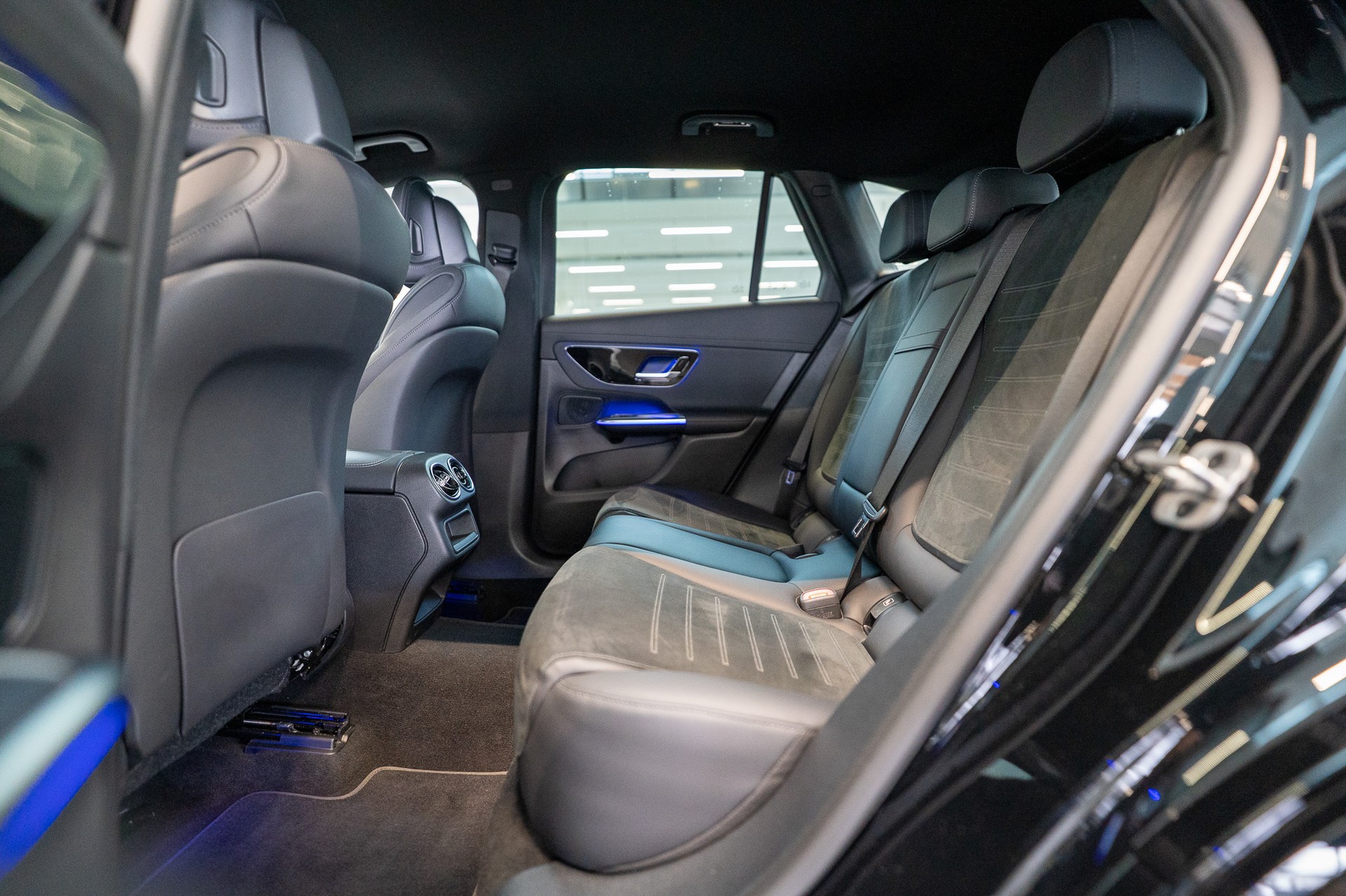 MERCEDES-BENZ GLC 300 d AMG Line 4matic / Rückfahrkamera / el.Sitze / Ambientebeleuchtung-image-12