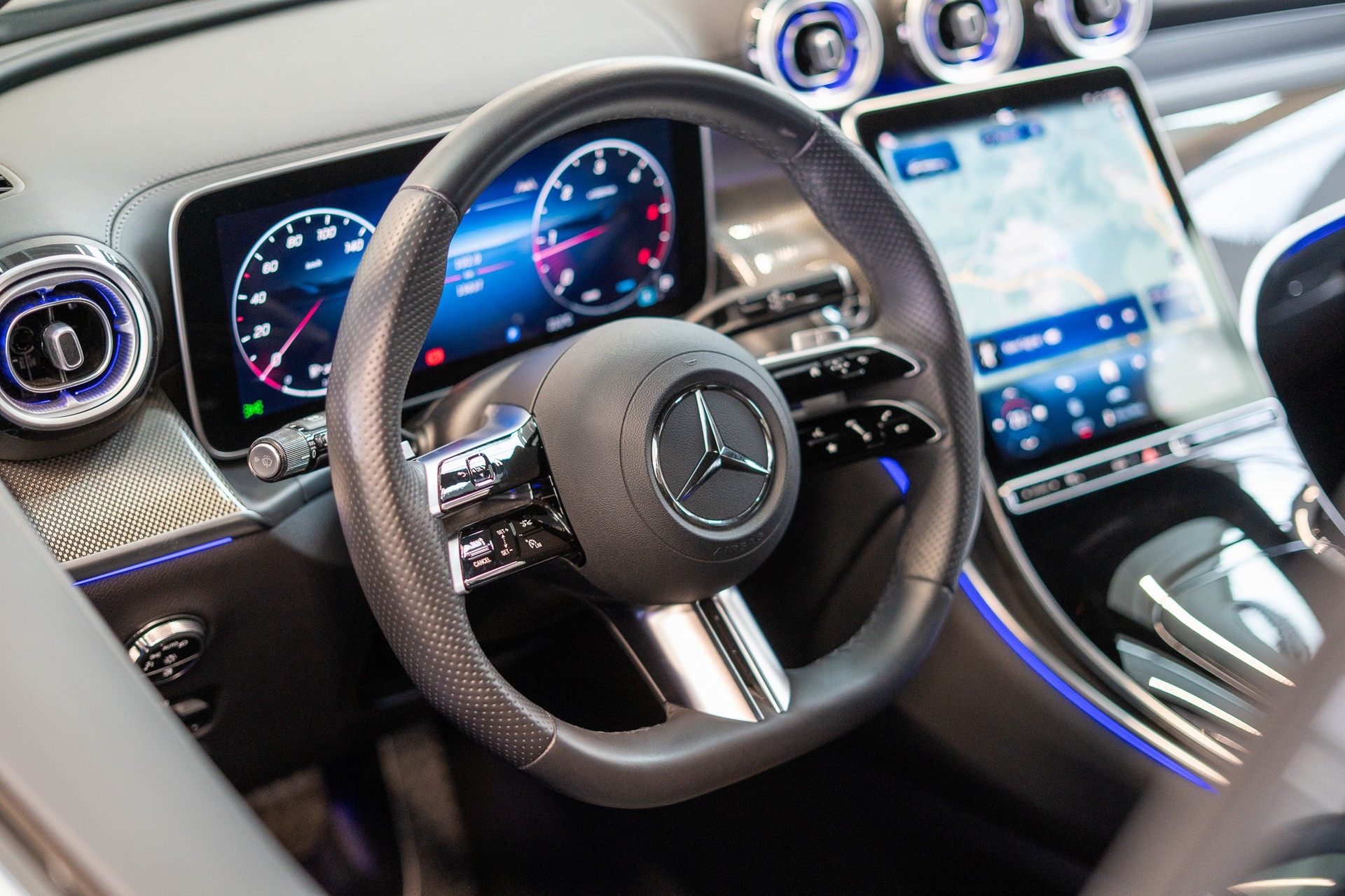 MERCEDES-BENZ GLC 300 d AMG Line 4matic / Rückfahrkamera / el.Sitze / Ambientebeleuchtung-image-10
