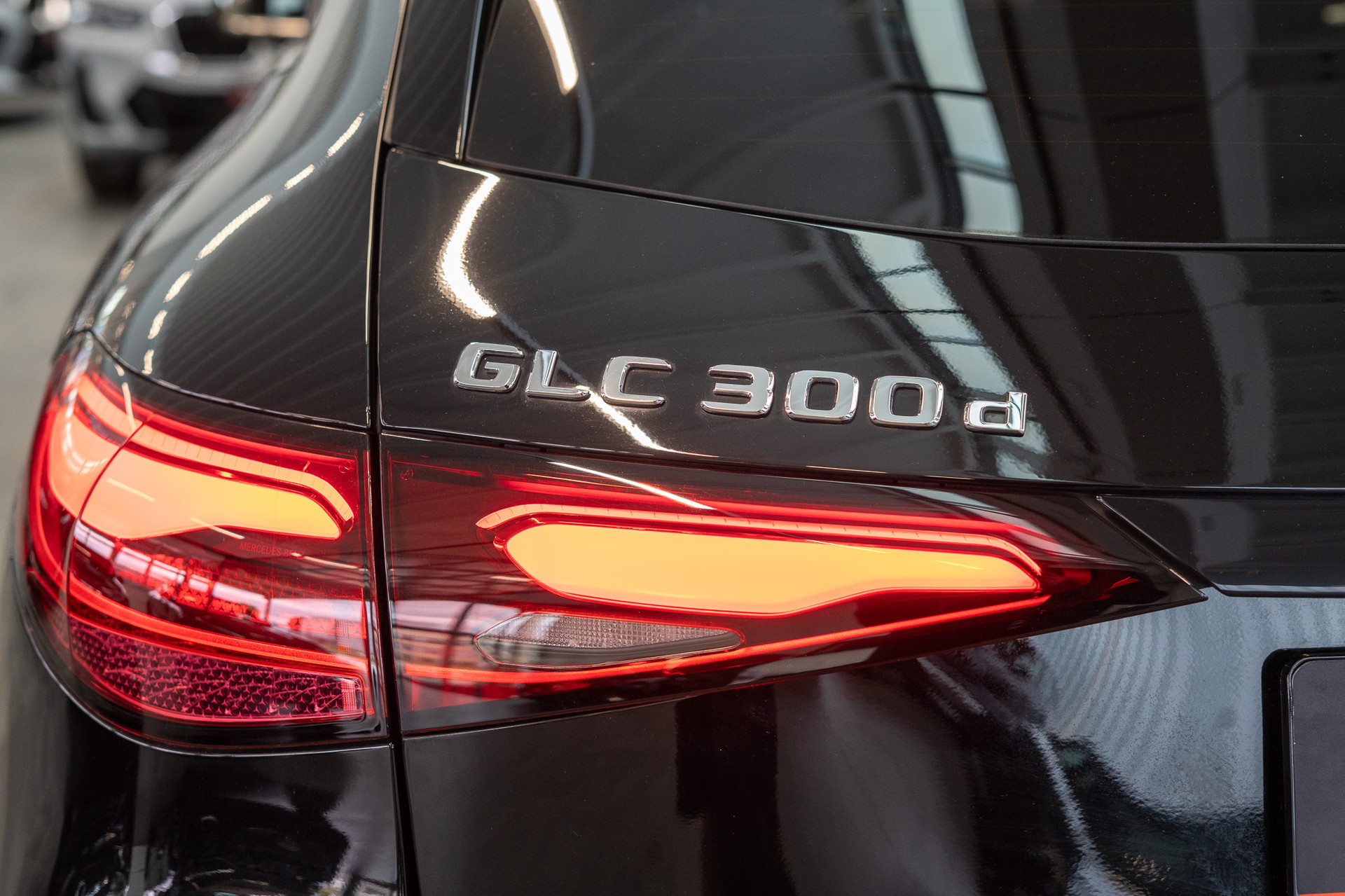 MERCEDES-BENZ GLC 300 d AMG Line 4matic / Rückfahrkamera / el.Sitze / Ambientebeleuchtung-image-5