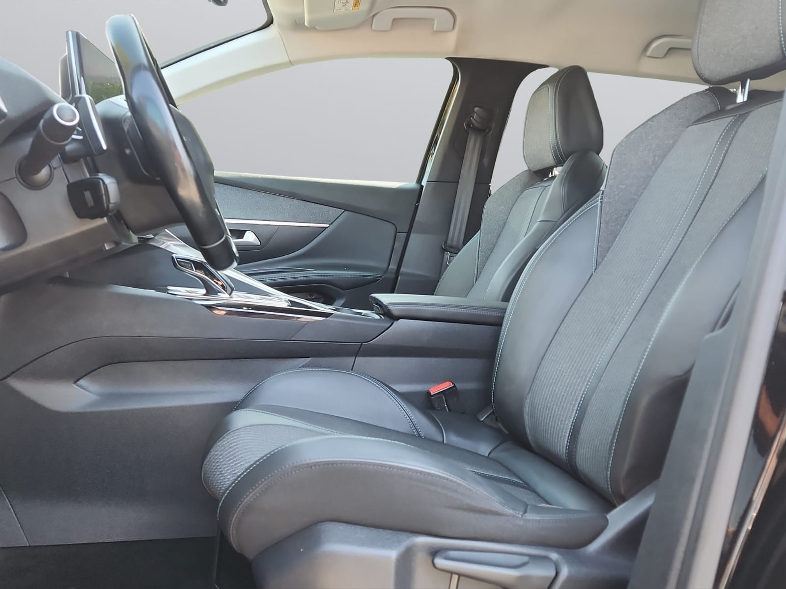 PEUGEOT 3008 1.5 BlueHDi Allure Pack EAT8-image-11