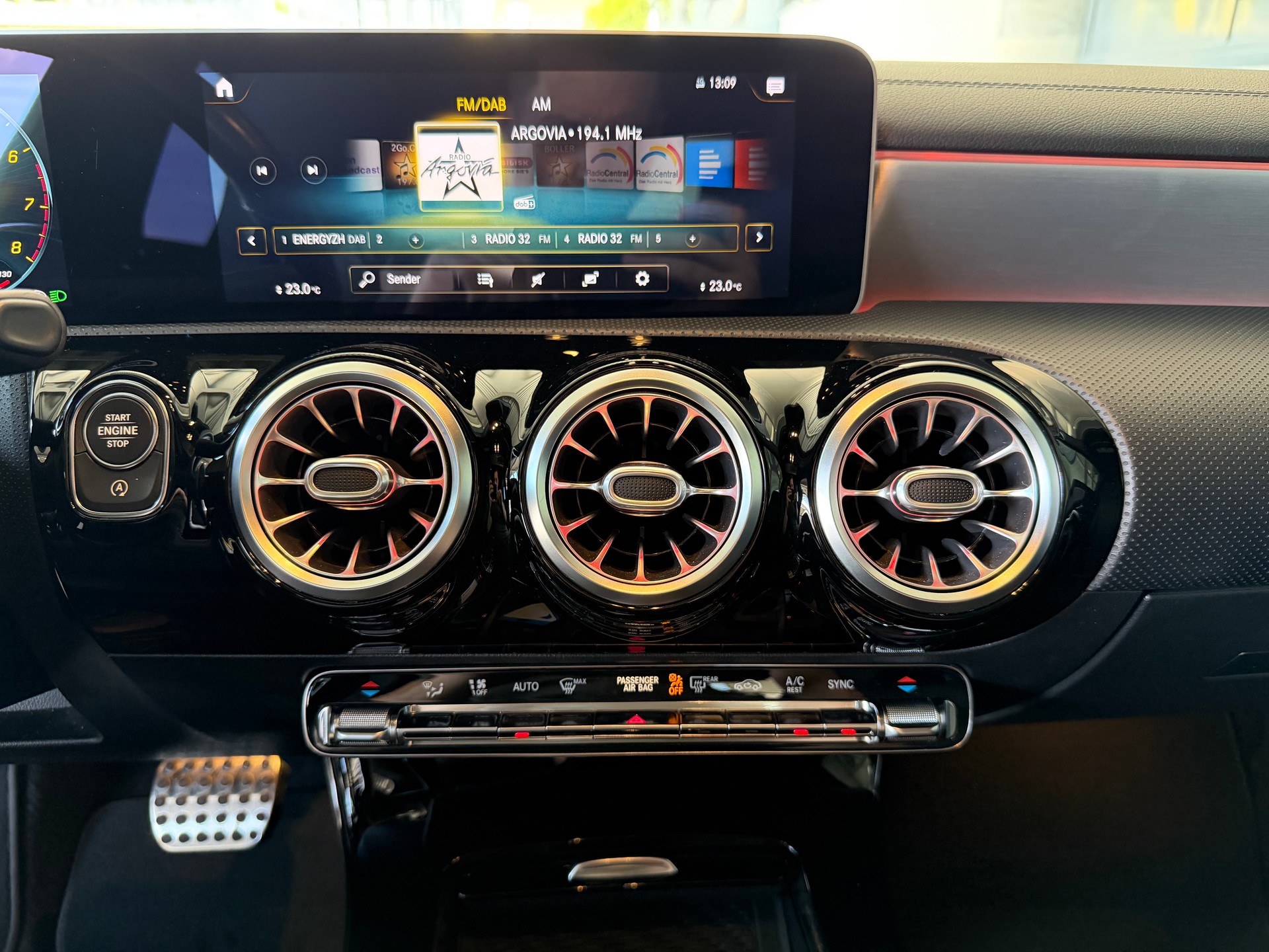 MERCEDES-BENZ CLA 250 4Matic AMG Line 7G-DCT *SONDERLACKIERUNG SUN-YELLOW*-image-27