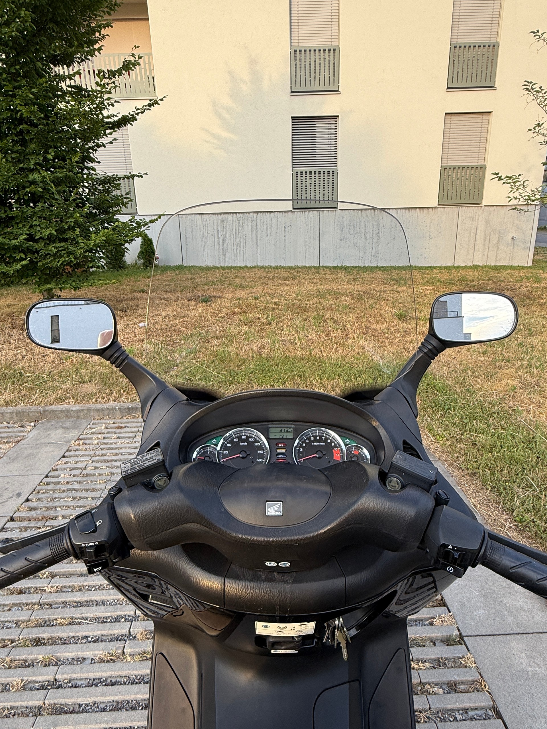 HONDA FES 125 S-Wing ABS-image-4