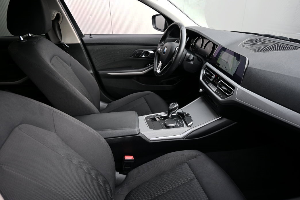 BMW 320d xDrive Touring Steptronic-image-4